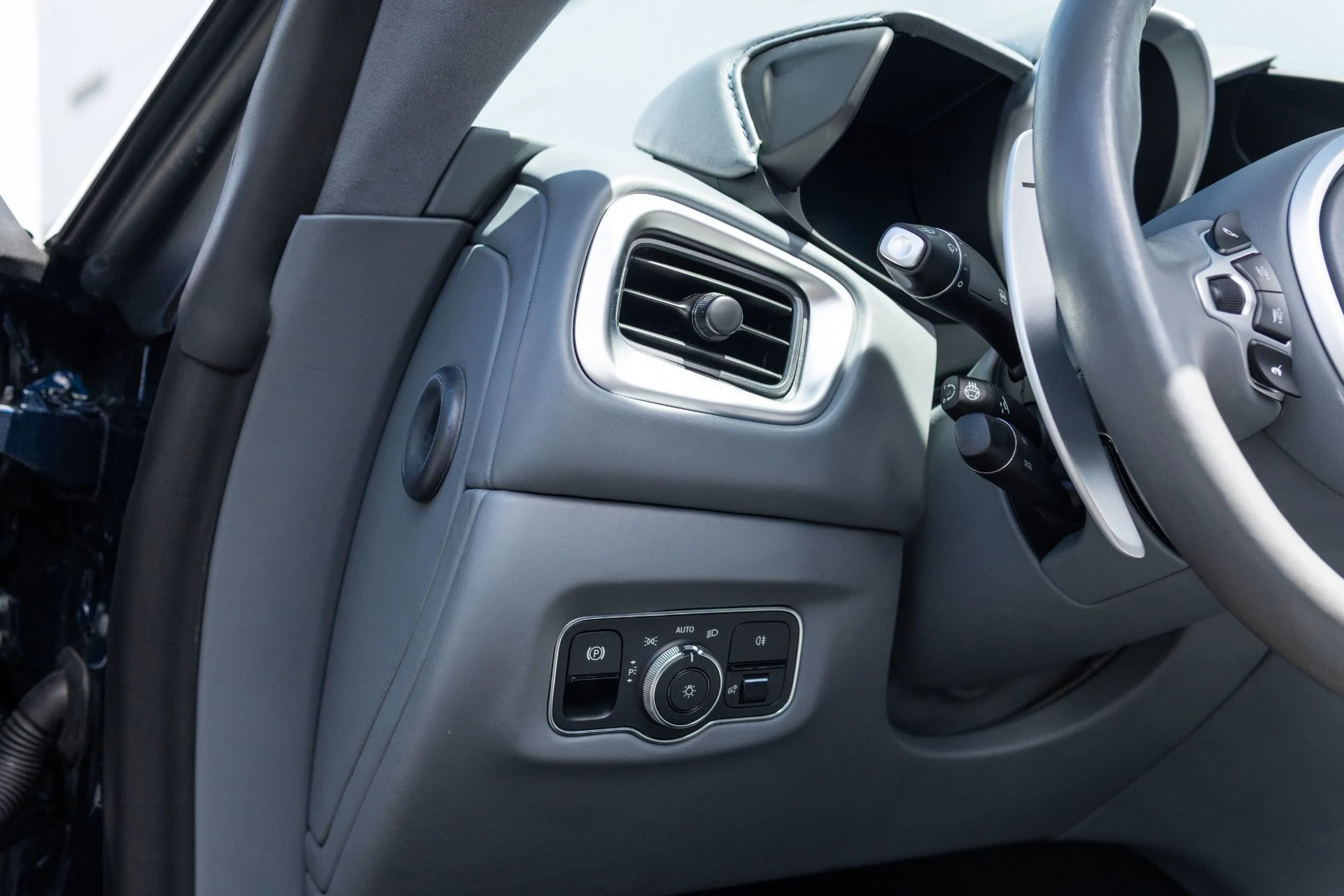 mph037_1120319984_Used_2021_Aston_Martin_Vantage_1774065878_efdbc58d66