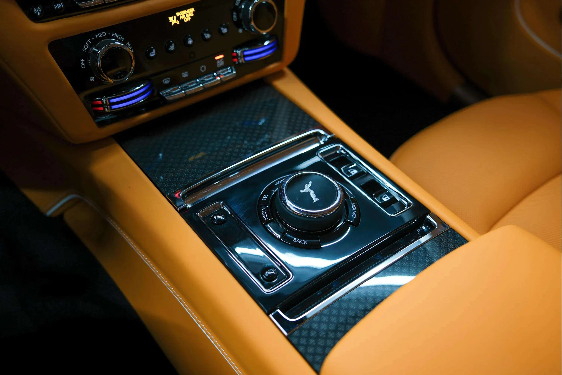 mph037_1128150473_a6d5bf2e_e688_4e37_bc6d_eee2082ce9ba_202620_Rolls_Royce20_Black20_Badge20_Spectre20282600829_37_a1589322a4