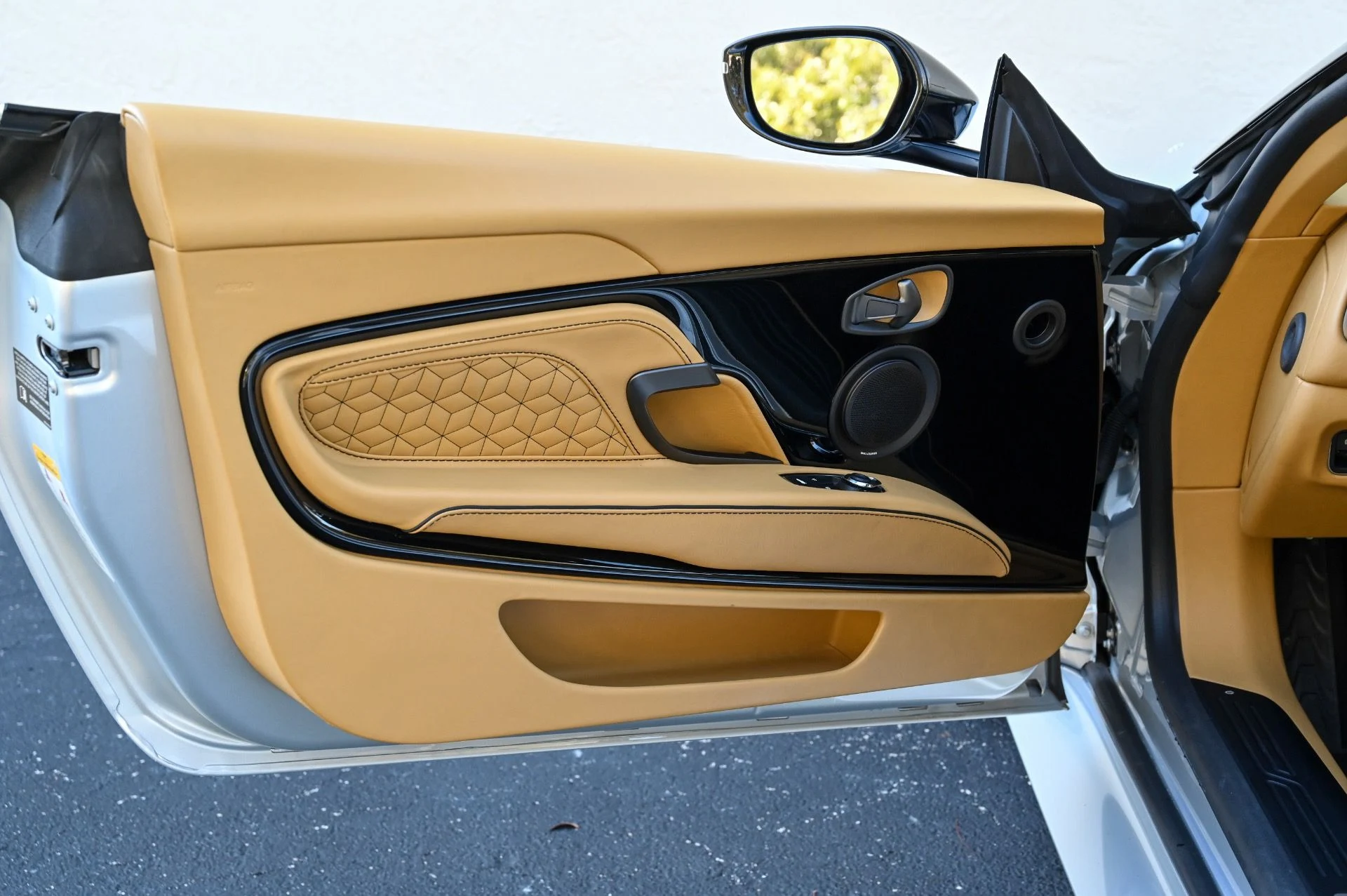 mph037_1128372801_Used_2020_Aston_Martin_DBS_Superleggera_1708981930_bb4ce93184