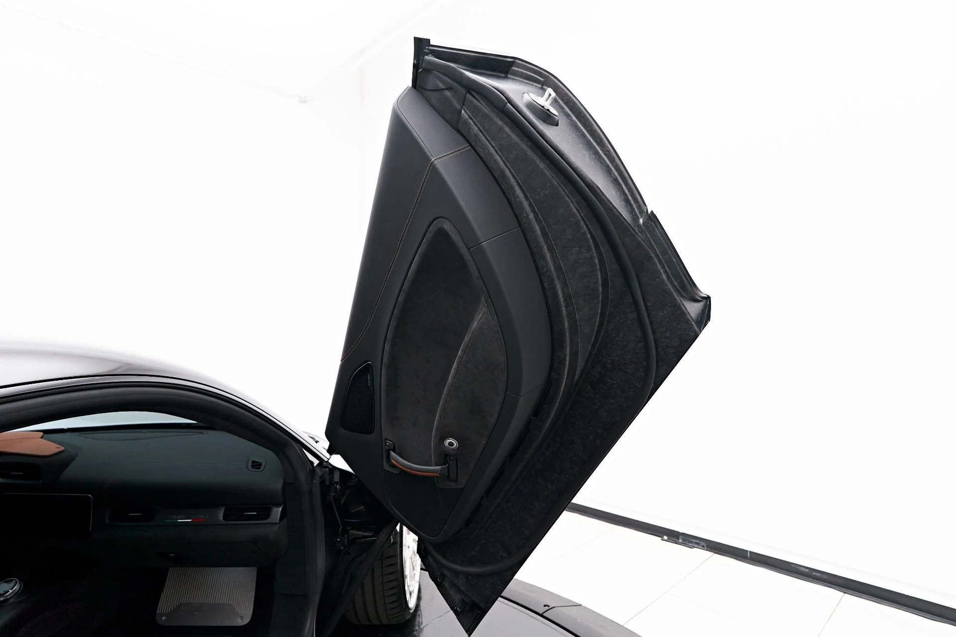 mph037_1149429732_Used_2023_Maserati_MC_20_Base_1721243405_77f50e80b3