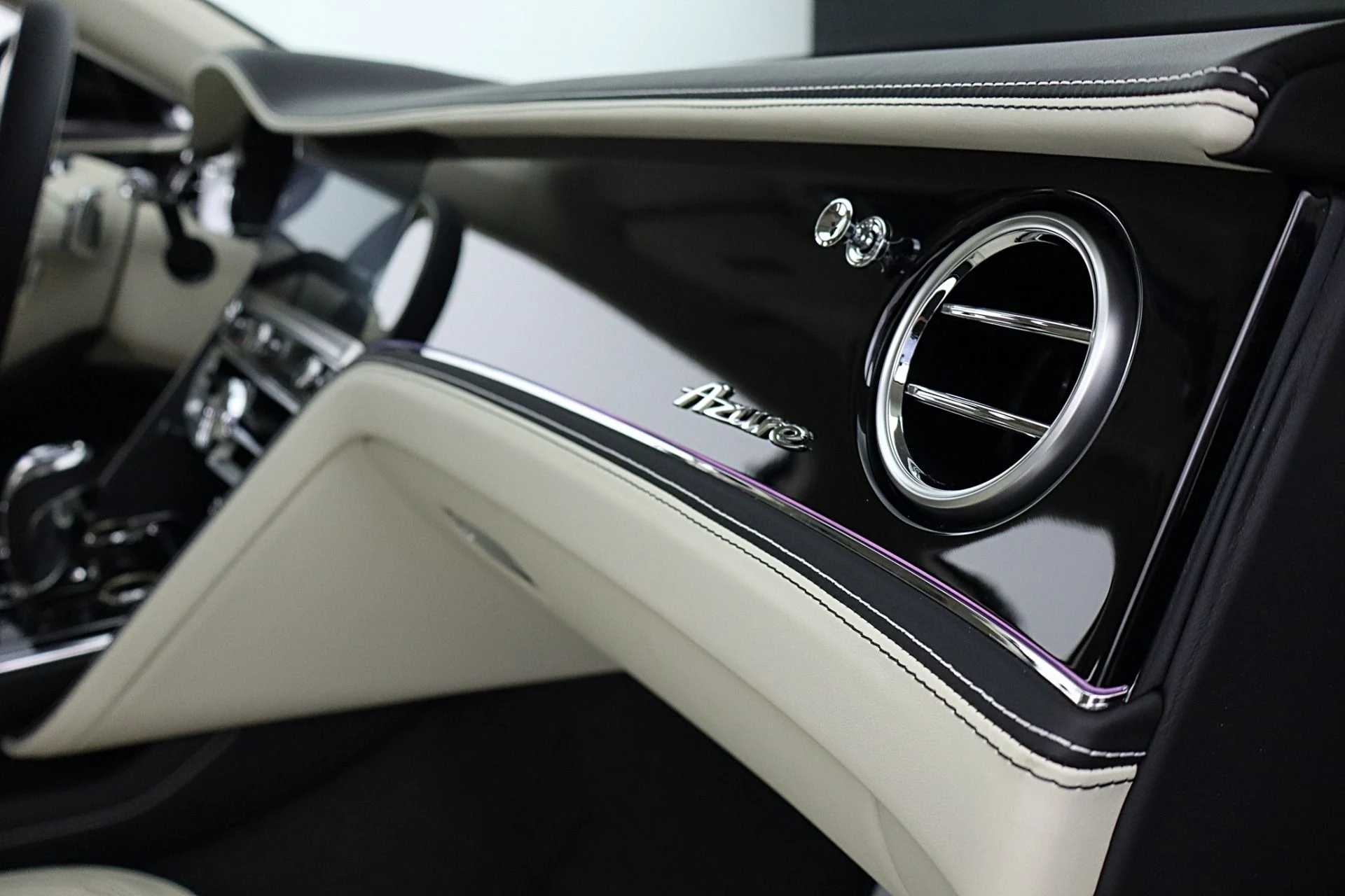 mph037_1160752706_New_2026_BENTLEY_Flying_Spur_Azure_V8_40a61c82bc