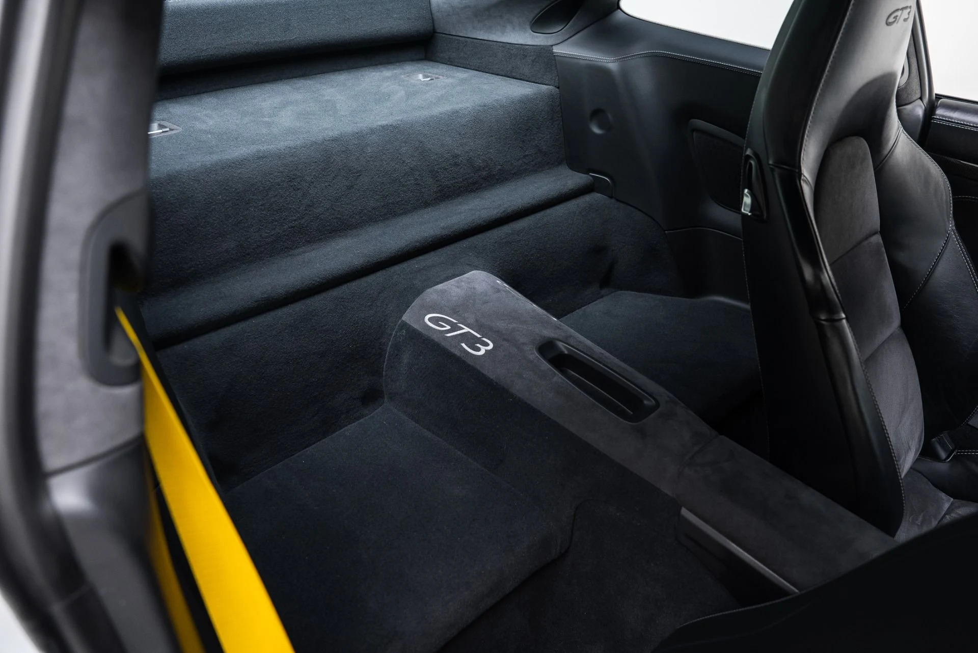 mph037_1186557128_Used_2014_Porsche_911_GT_3_1767824099_5b70855549