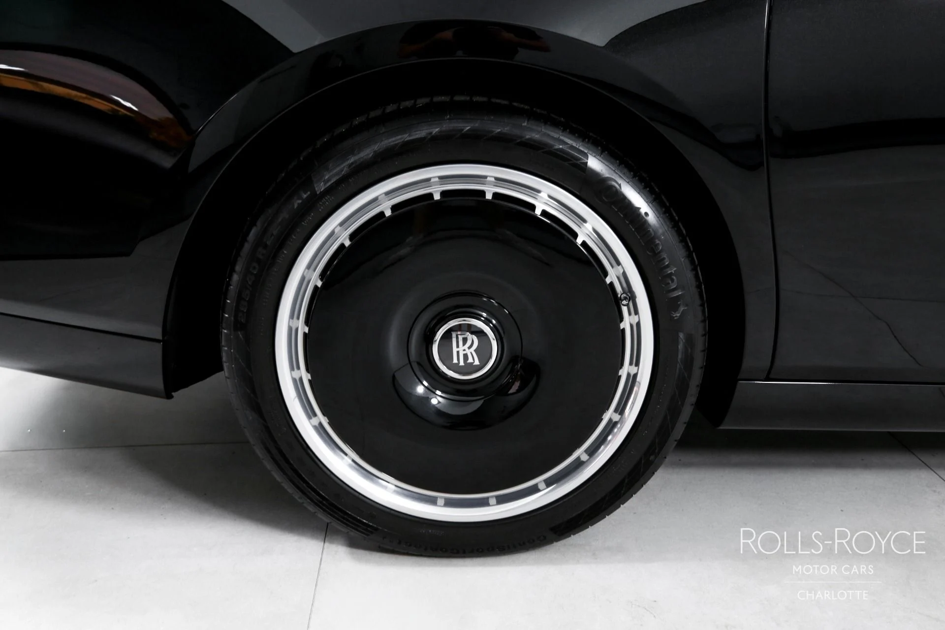 mph037_1191643235_Used_2025_Rolls_Royce_Phantom_1767376203_470836cda4