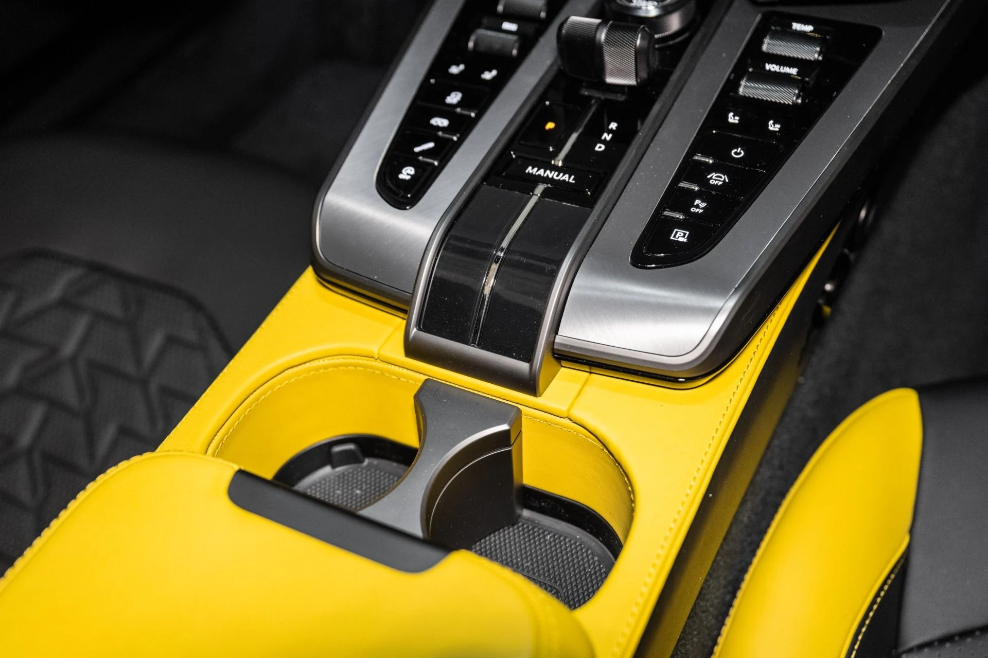 mph037_1218457635_Used_2025_Aston_Martin_Vanquish_1741191159_ce157ce5ff