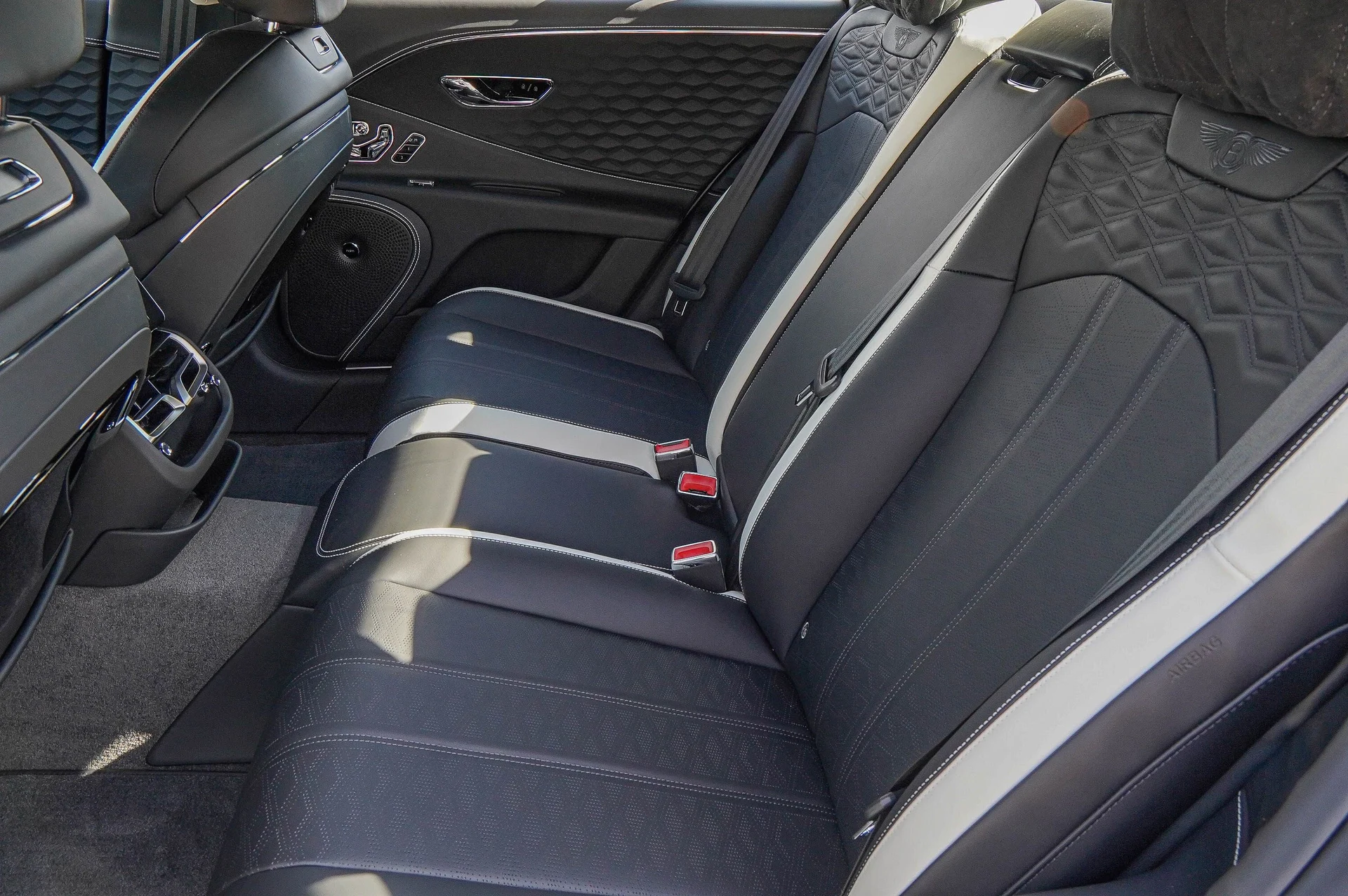 mph037_1224795483_Hi_Tech_Luxury_Imports_LLC_SCBBR_6_ZG_7_TC_024366_image_37_9db81c2c63
