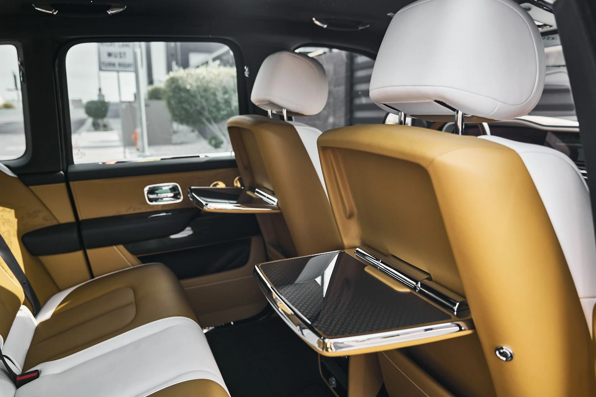 mph037_1243147056_Used_2026_Rolls_Royce_Cullinan_Black_Badge_1776556041_1470c1b822