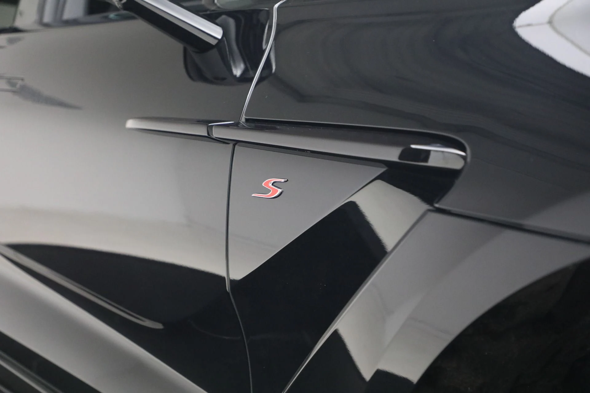 mph037_1251702203_New_2026_Aston_Martin_DBX_S_1771452584_8e3ce9dc92