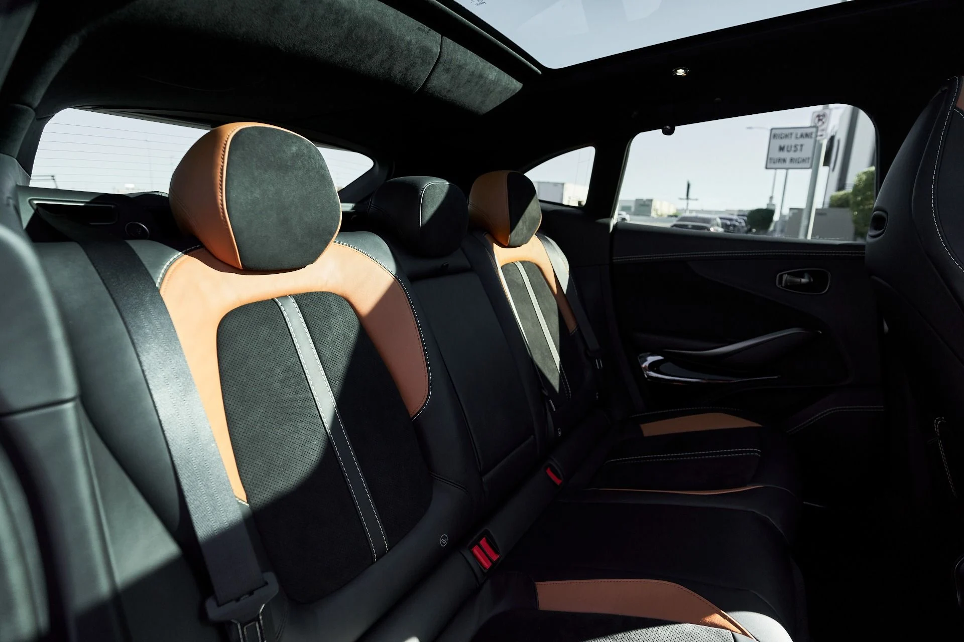 mph037_127480341_Used_2023_Aston_Martin_DBX_707_1759982310_0e19179074