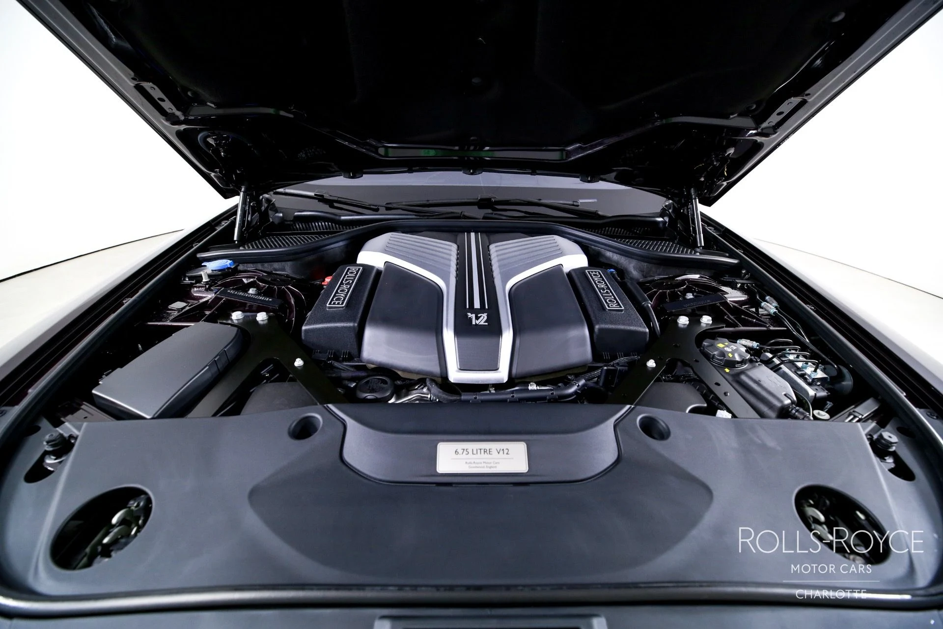 mph037_128021154_Used_2025_Rolls_Royce_Ghost_1759510199_79caa038ec