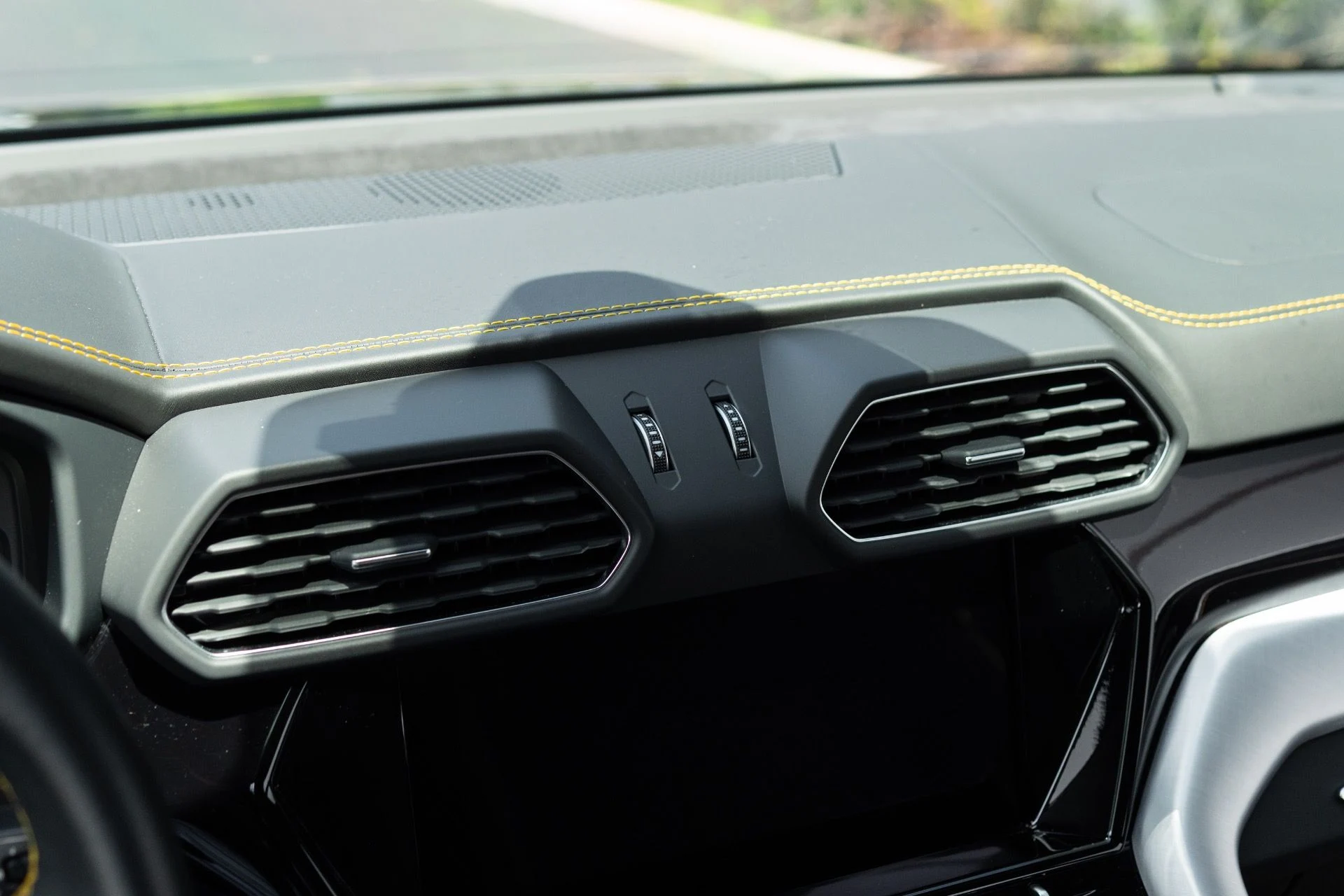 mph037_140648930_Used_2022_Lamborghini_Urus_1776127481_9ed1db5e94