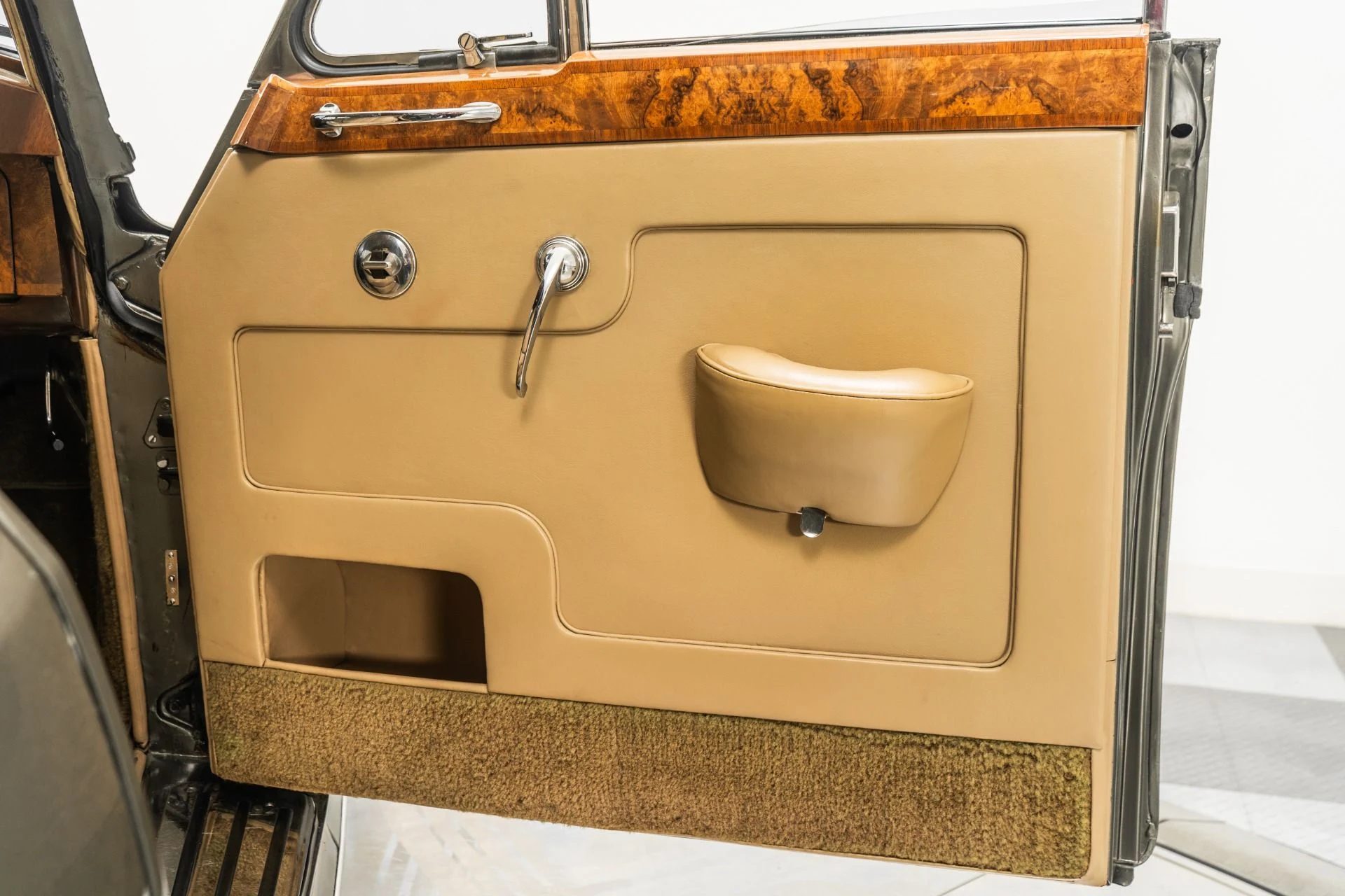 mph037_1447132414_Used_1960_Rolls_Royce_Silver_Cloud_II_Old_World_Luxury_Hand_Built_Craftsmanship_1757511500_f14157b593