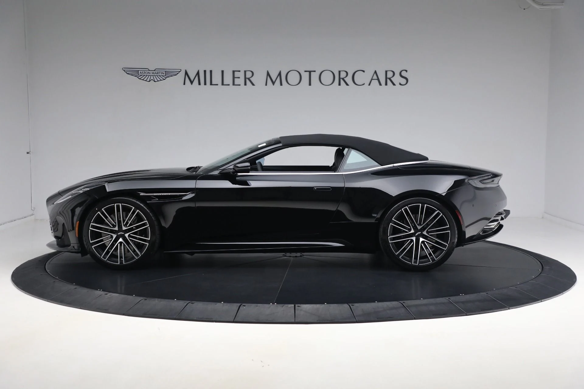 mph037_1457756896_New_2025_Aston_Martin_DB_12_Volante_511cf53b69