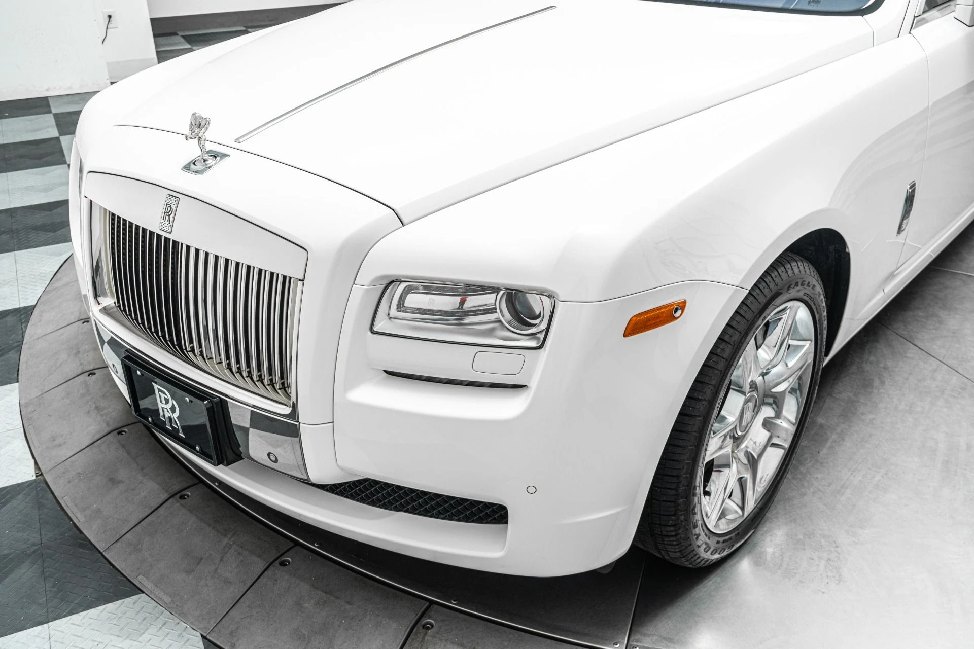 mph037_1544200299_Used_2010_Rolls_Royce_Ghost_1777319383_878cfd6120