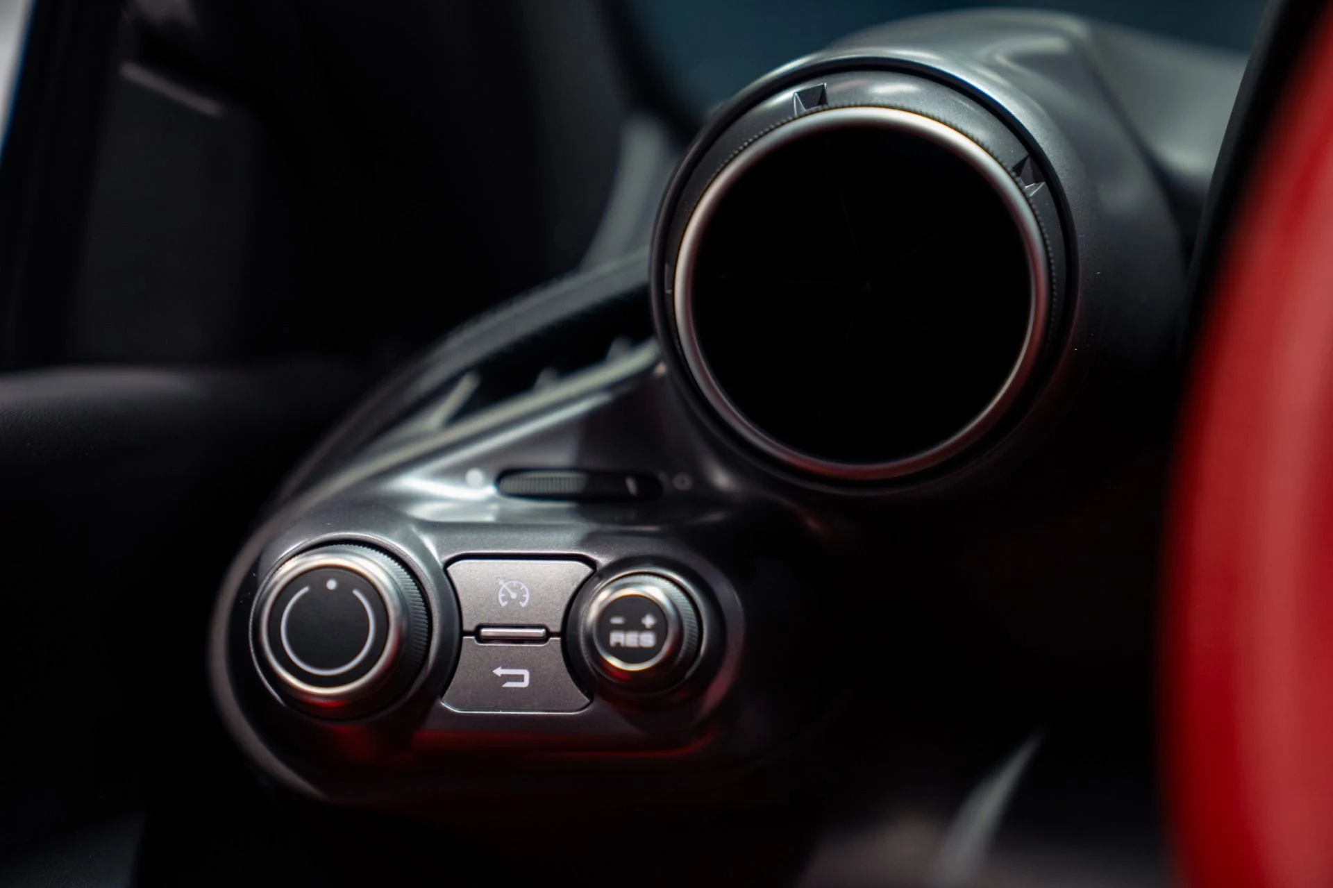 mph037_1560920882_Used_2023_Ferrari_F8_Spider_Passenger_Display_Front_Lift_1786468942_a574ee4da7