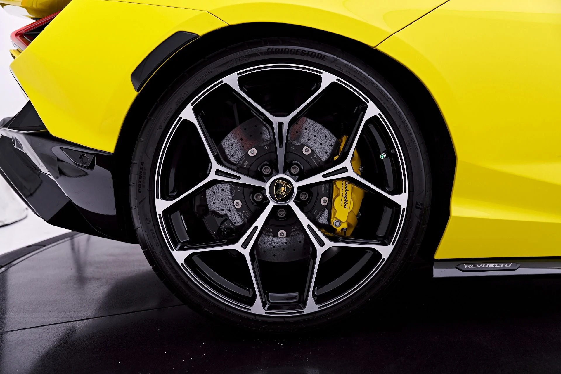 mph037_1564353950_Used_2026_Lamborghini_Revuelto_Base_1782198264_090483e425
