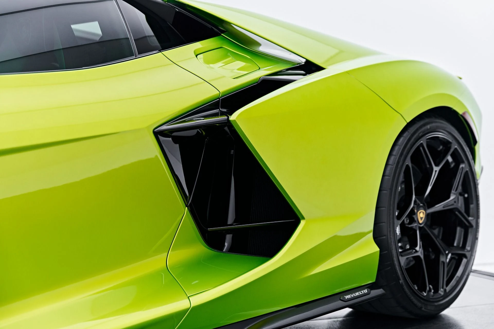 mph037_1612893567_Used_2025_Lamborghini_Revuelto_Base_1785289427_f3739367e7