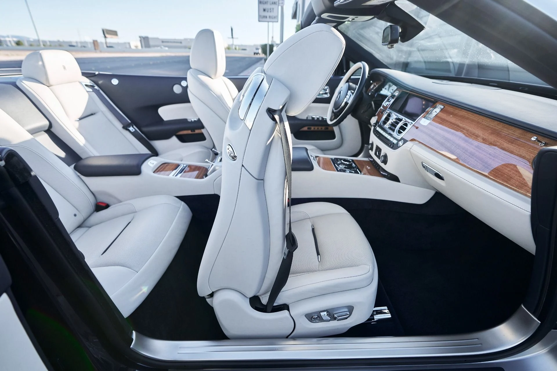 mph037_1668720249_Used_2018_Rolls_Royce_Dawn_1764124392_b018970ec1