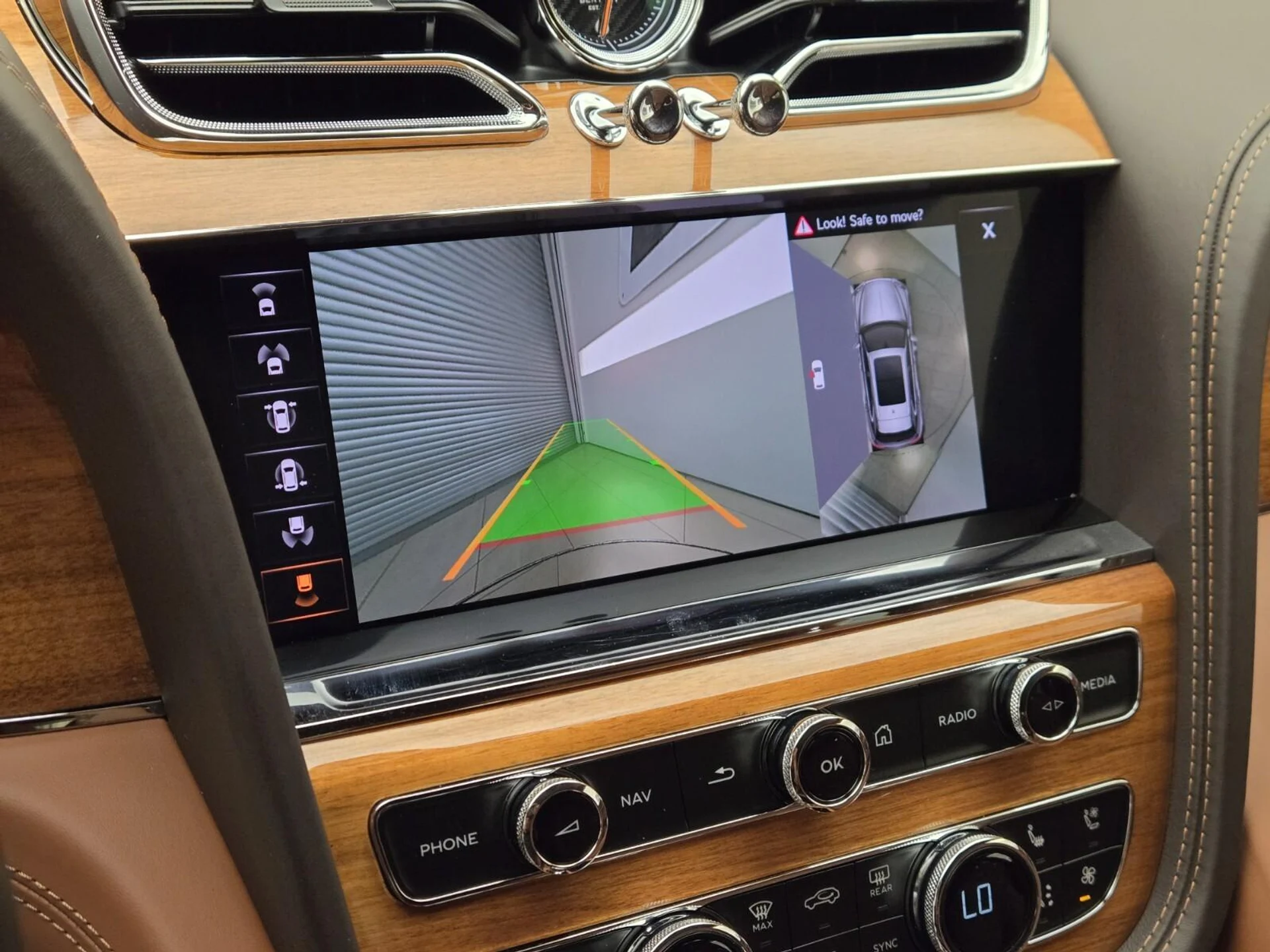 mph037_1687599644_Used_2022_Bentley_Bentayga_V8_1766558898_0cab0cc75e