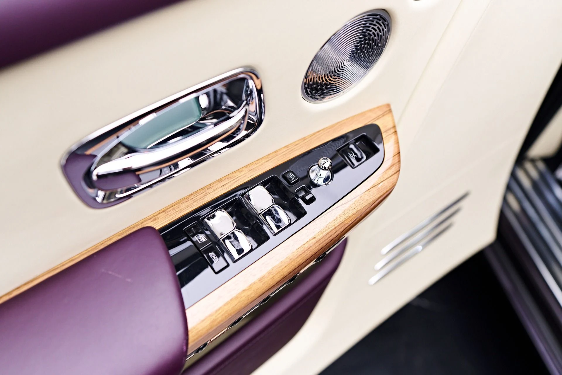 mph037_1736350327_Used_2019_Rolls_Royce_Phantom_Base_1747772635_fbef595f7c
