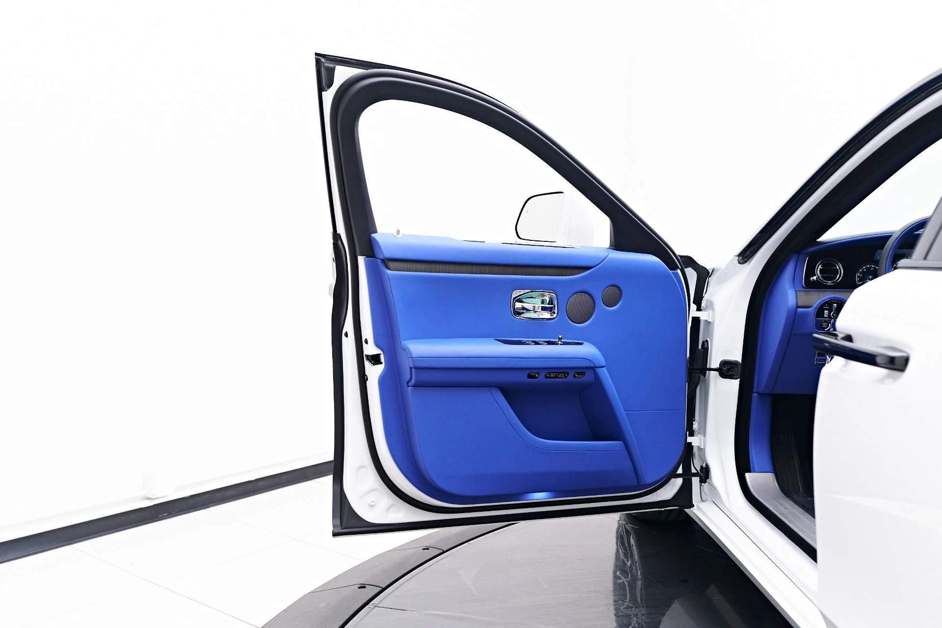 mph037_178699584_Used_2024_Rolls_Royce_Ghost_Base_1757190834_177a47c0a3