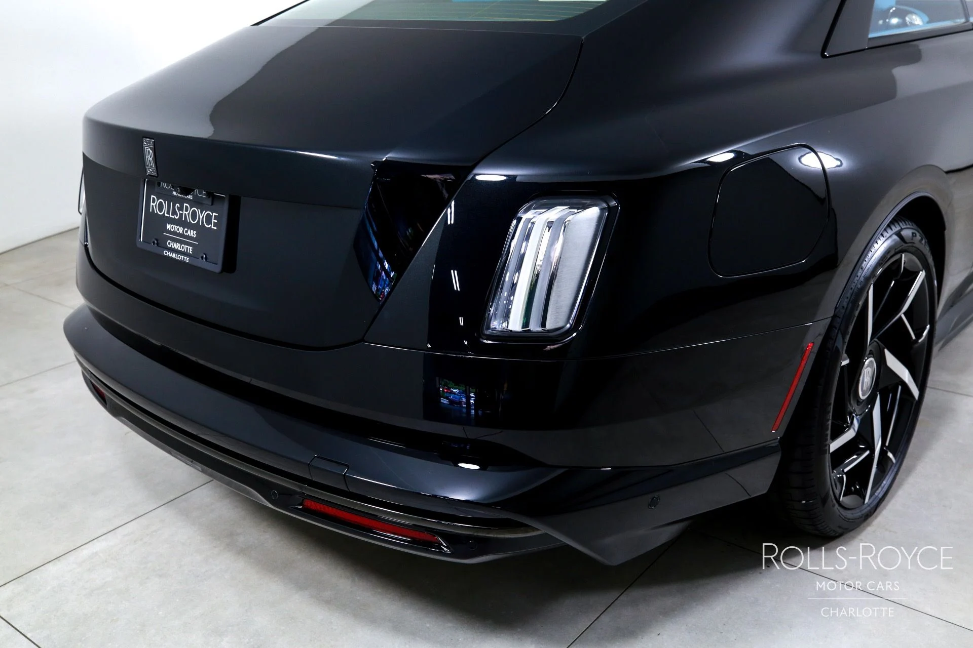mph037_1809003291_Used_2025_Rolls_Royce_Black_Badge_Spectre_1752785371_7d25ee6052