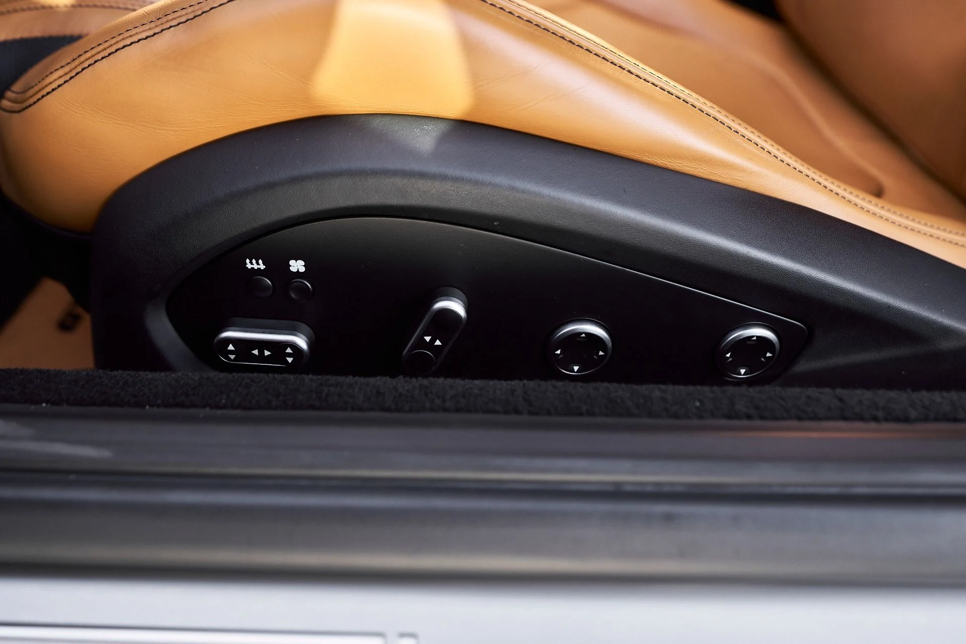 mph037_1834274700_Used_2018_Ferrari_GTC_4_Lusso_V12_1764210173_9b1ef9e0fc