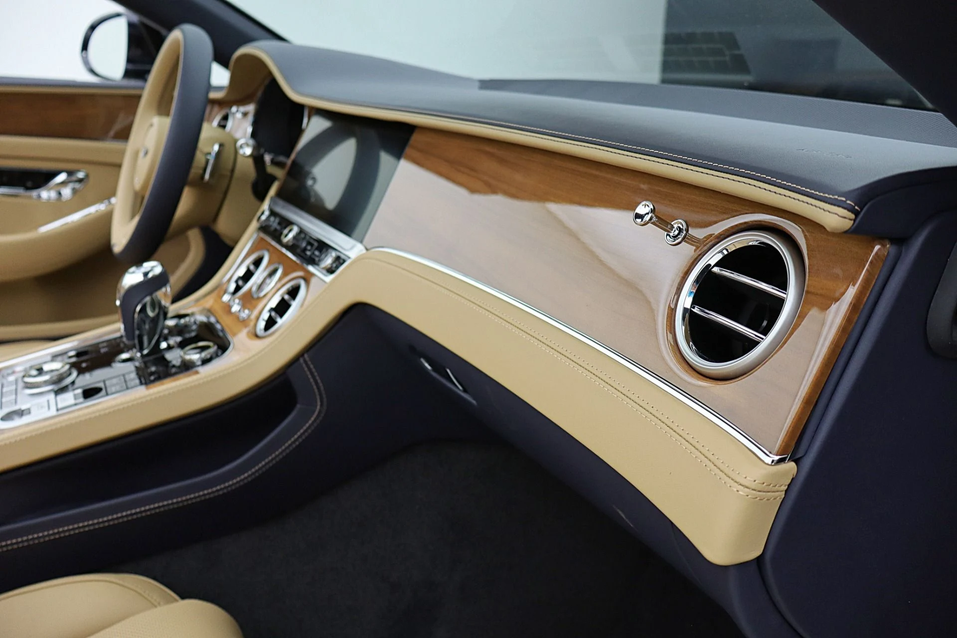 mph037_1861460552_New_2026_Bentley_Continental_GTC_b6676bd13f