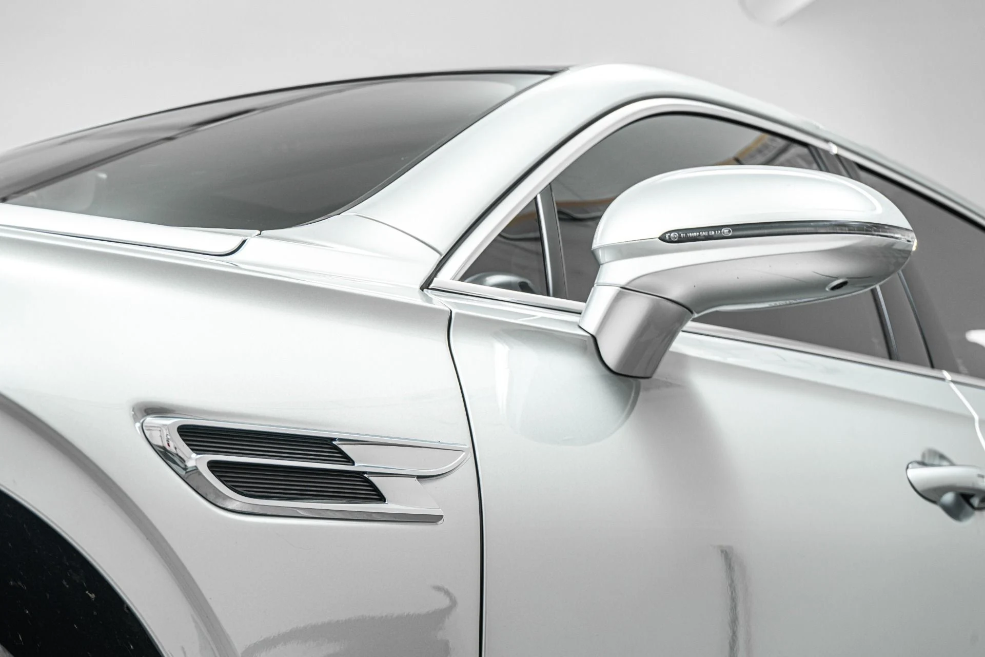 mph037_1866278918_Used_2022_Bentley_Flying_Spur_V8_Great_Colors_Engine_Turned_Veneers_Mulliner_Package_1773426233_126105dca6