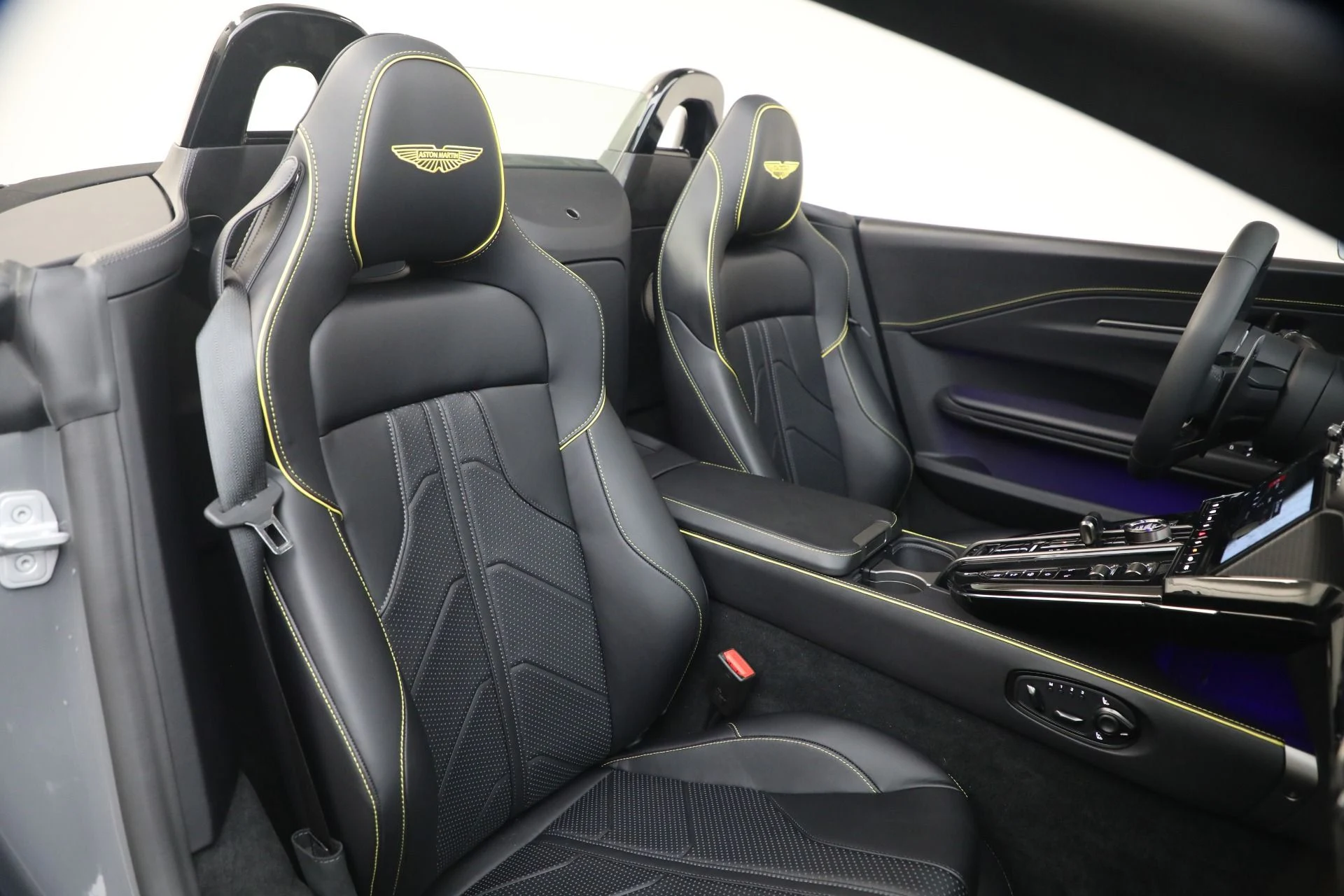 mph037_1893058961_New_2026_Aston_Martin_Vantage_Roadster_1790027458_adcff10f07