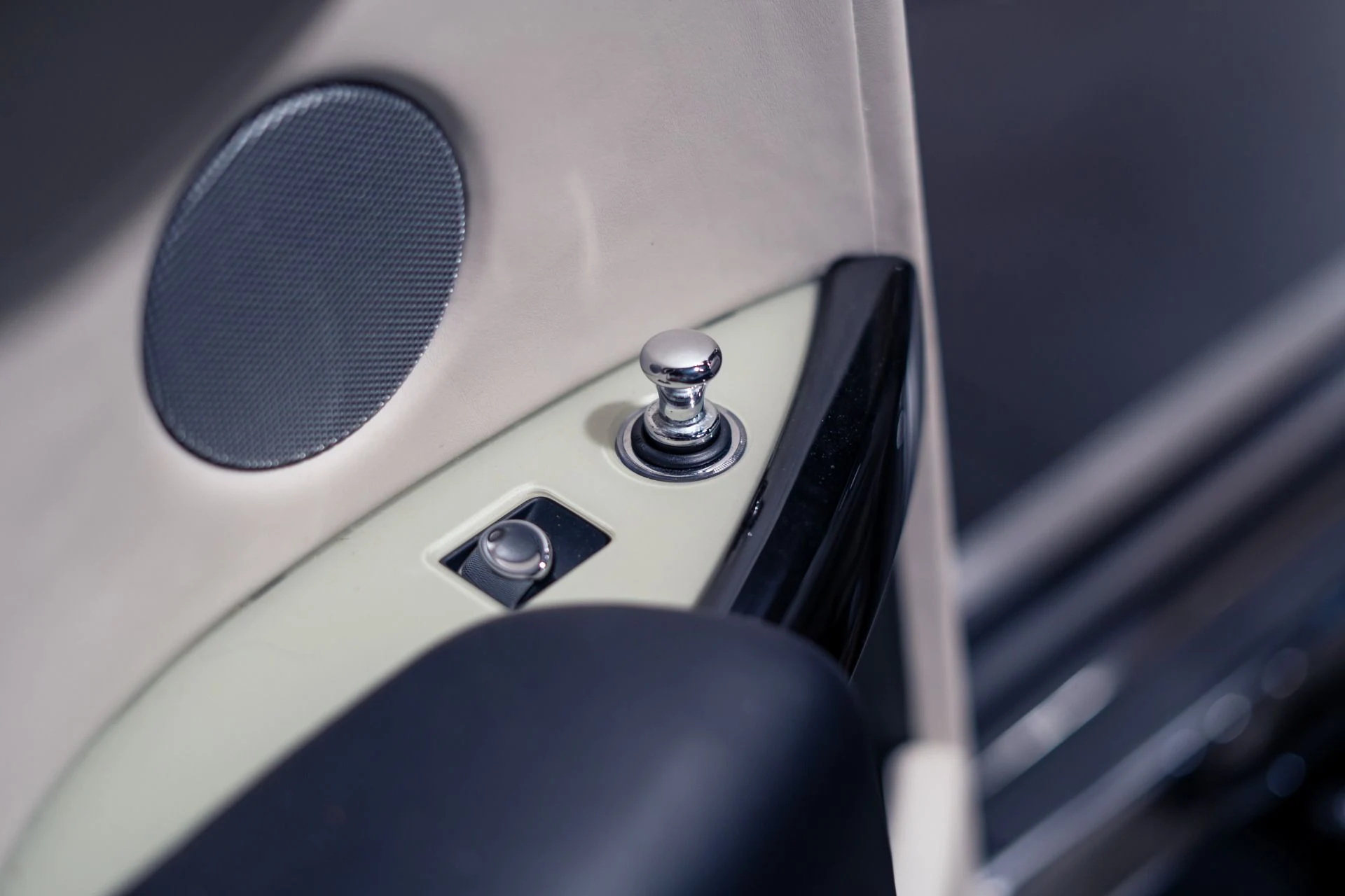 mph037_1902329844_Used_2014_Rolls_Royce_Phantom_Drophead_Coupe_1785564931_decf01e9a9