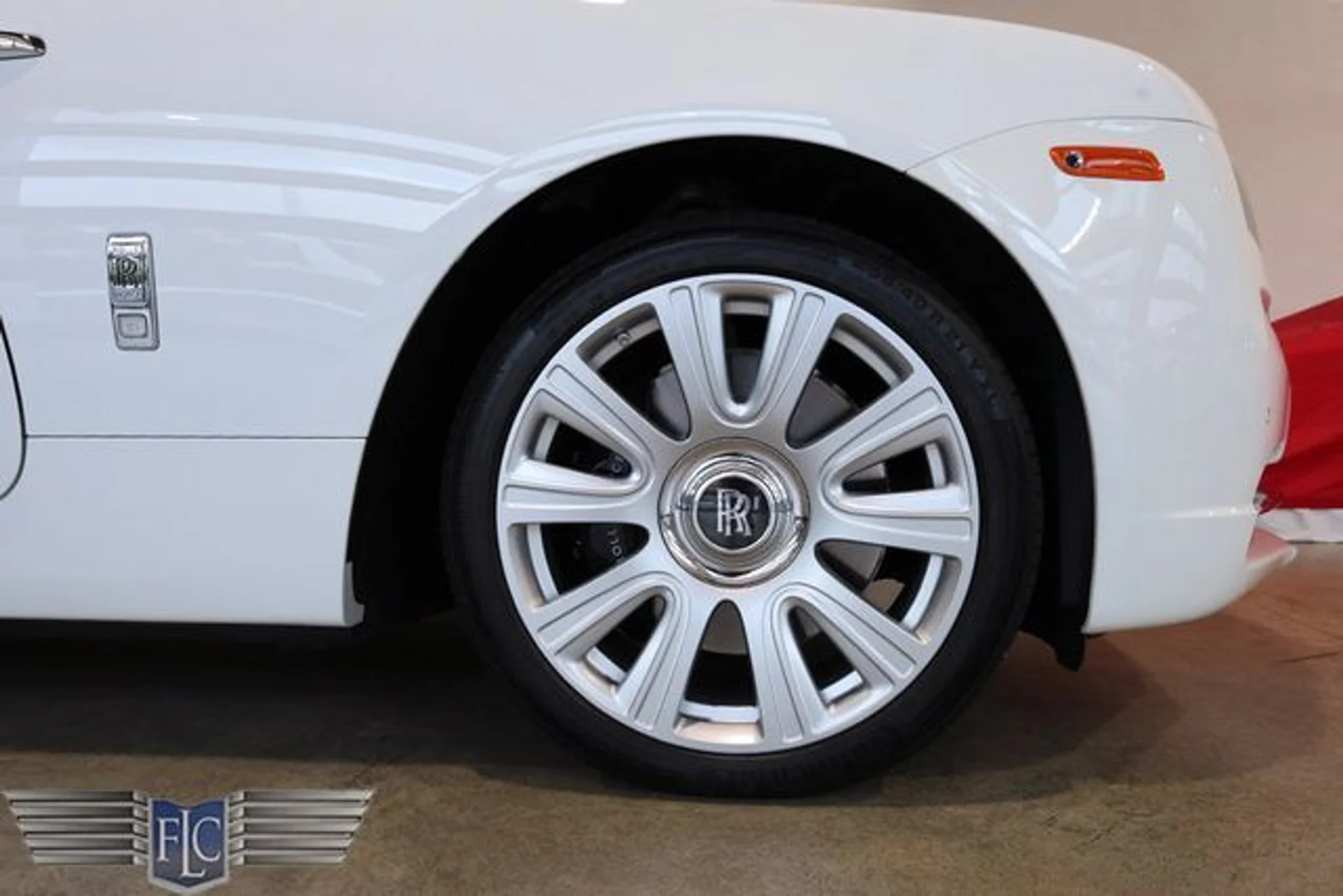 mph037_1915242618_used_2017_rolls_royce_dawn_convertible_9689_23039198_42_640_0ea05bdb90