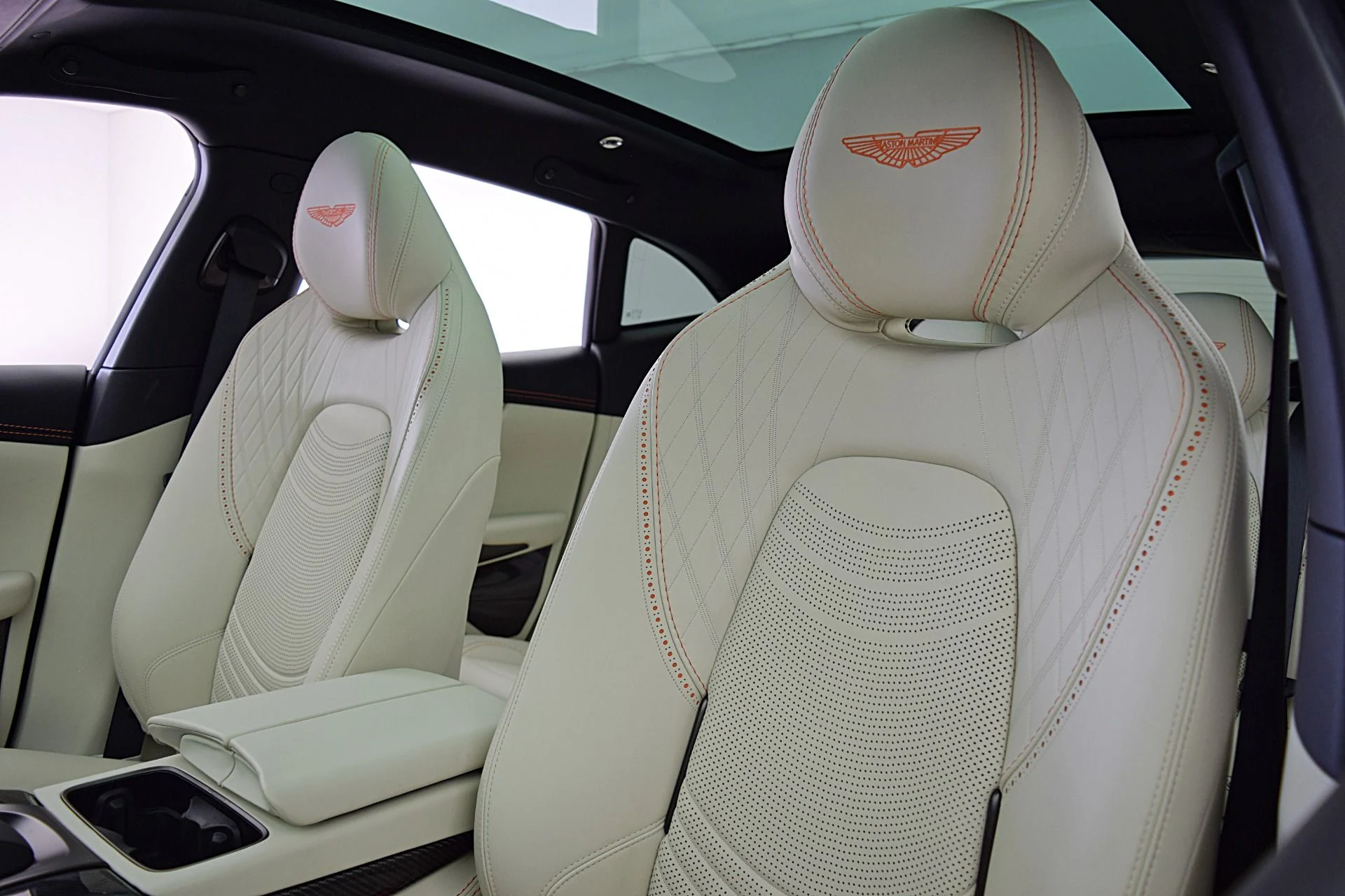 mph037_1952023324_Used_2022_Aston_Martin_DBX_f938e85dd5