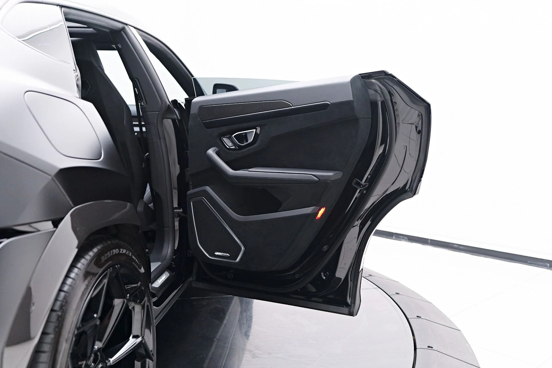 mph037_1979573837_Used_2023_Lamborghini_Urus_Performante_1756943505_4ac6075c3c