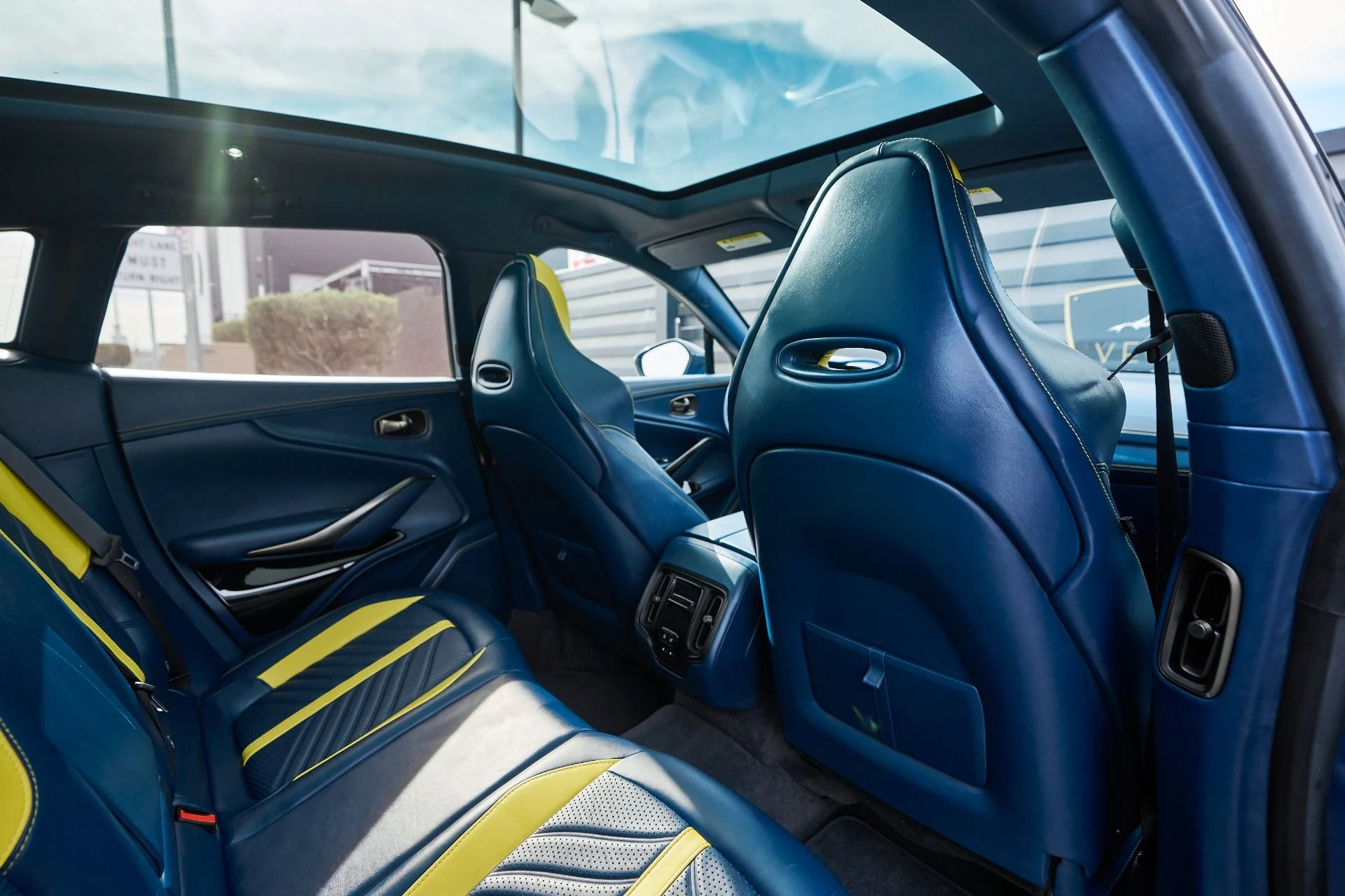 mph037_1983062932_Used_2023_Aston_Martin_DBX_707_1762900364_78018719d3