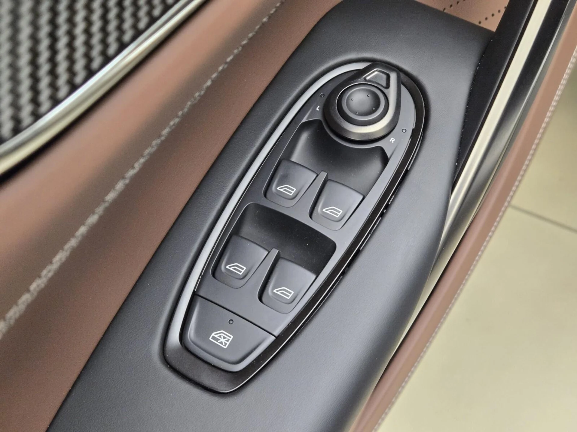 mph037_2003490540_New_2026_Aston_Martin_DBX_707_1781759972_dae32fd465