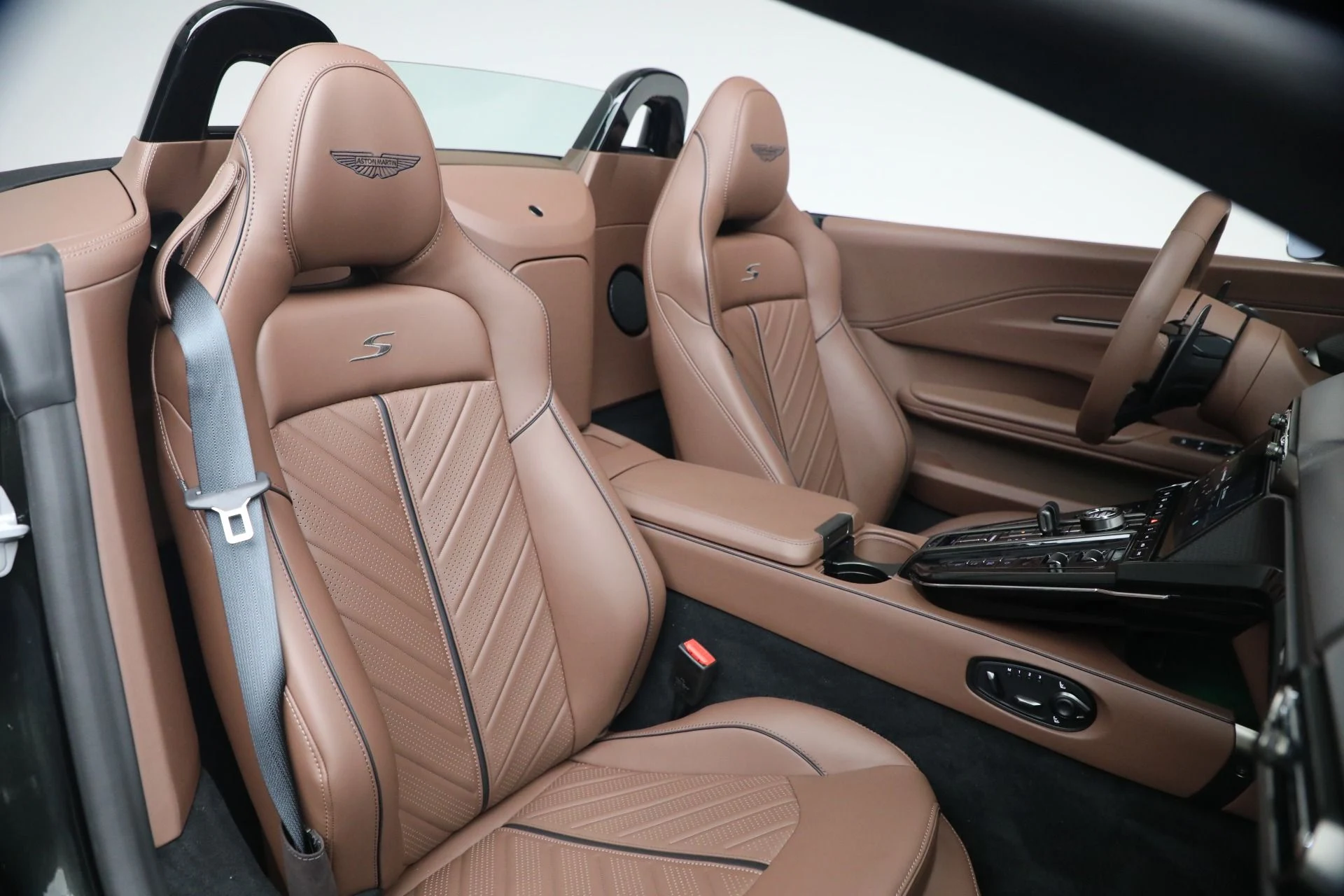 mph037_2017286133_New_2026_Aston_Martin_Vantage_S_Roadster_1787329518_31604906f2