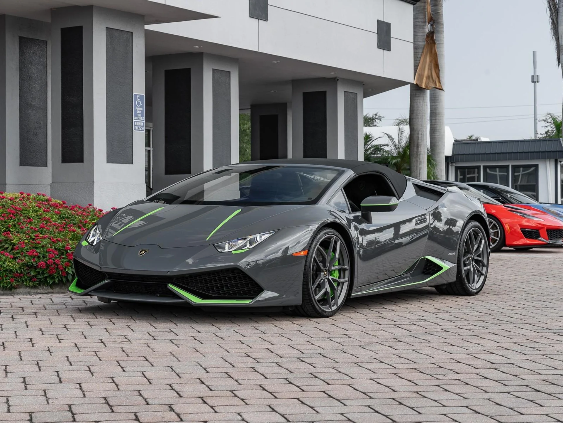 mph037_2030675483_Used_2016_Lamborghini_Huracan_LP_610_4_Spyder_1756498280_39d8346a0f