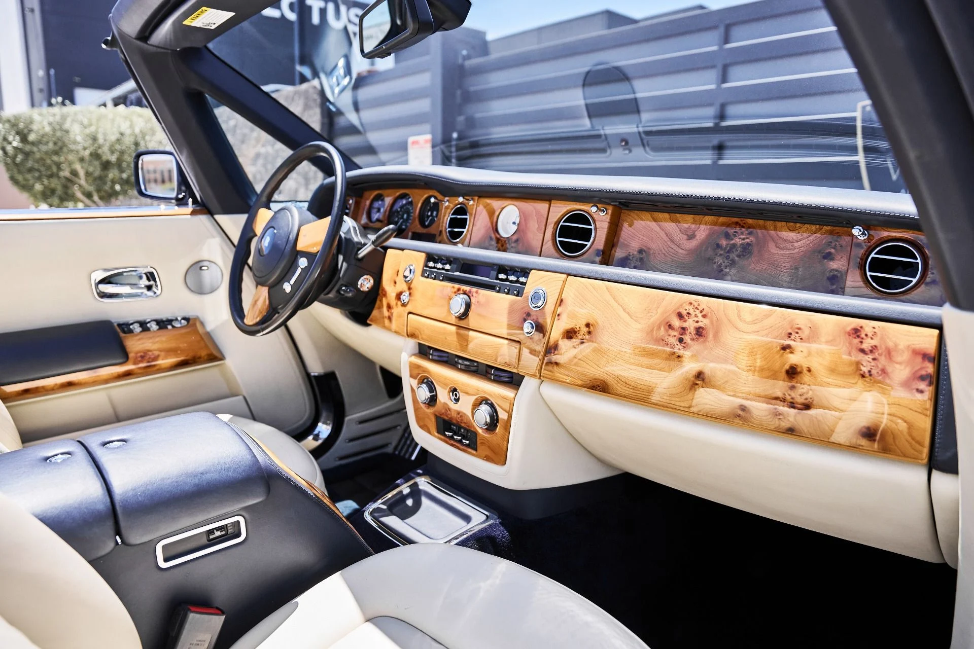mph037_2064050778_Used_2009_Rolls_Royce_Phantom_Drophead_Coupe_Base_1779209682_db4ce8d4f3