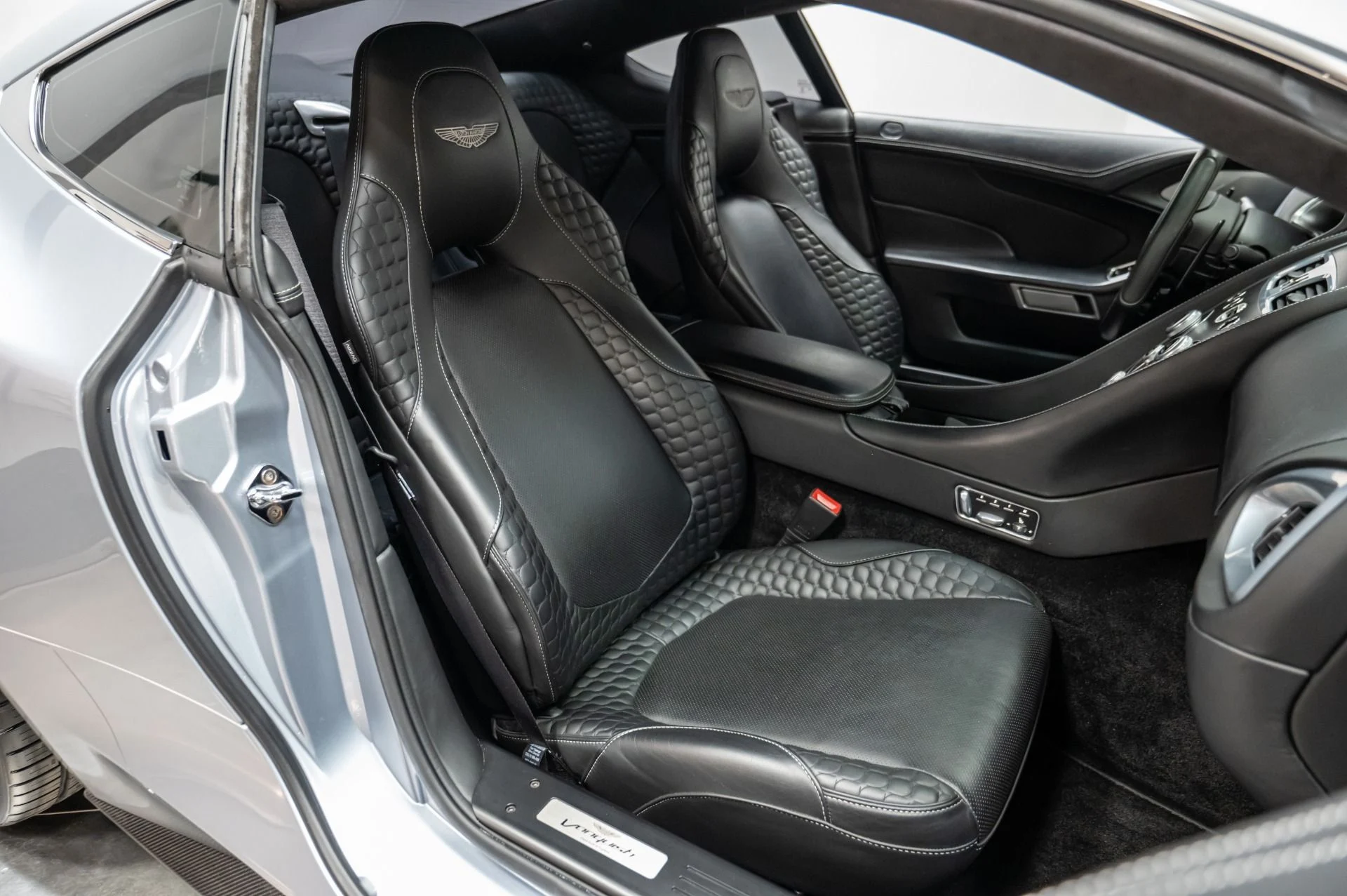 mph037_2065129767_Used_2014_Aston_Martin_Vanquish_V12_1729699077_adf20b820f