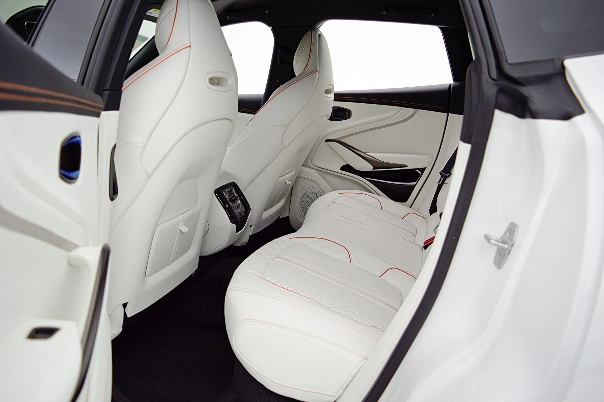 mph037_207516457_New_2025_Aston_Martin_DBX_707_2e27793b3a