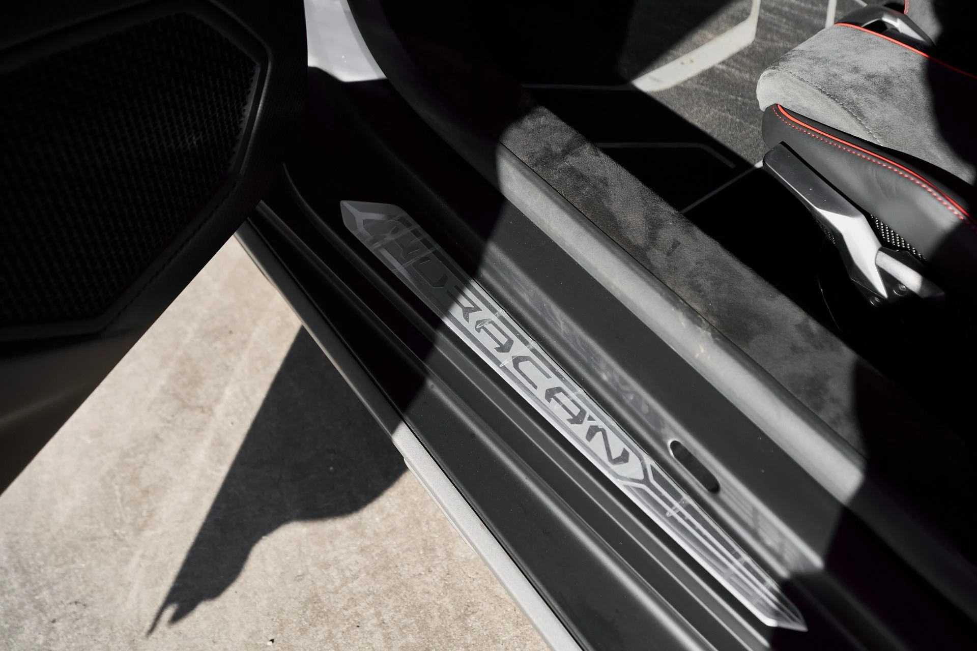 mph037_2084119539_Used_2023_Lamborghini_Huracan_Base_1764123590_6933a31eb2