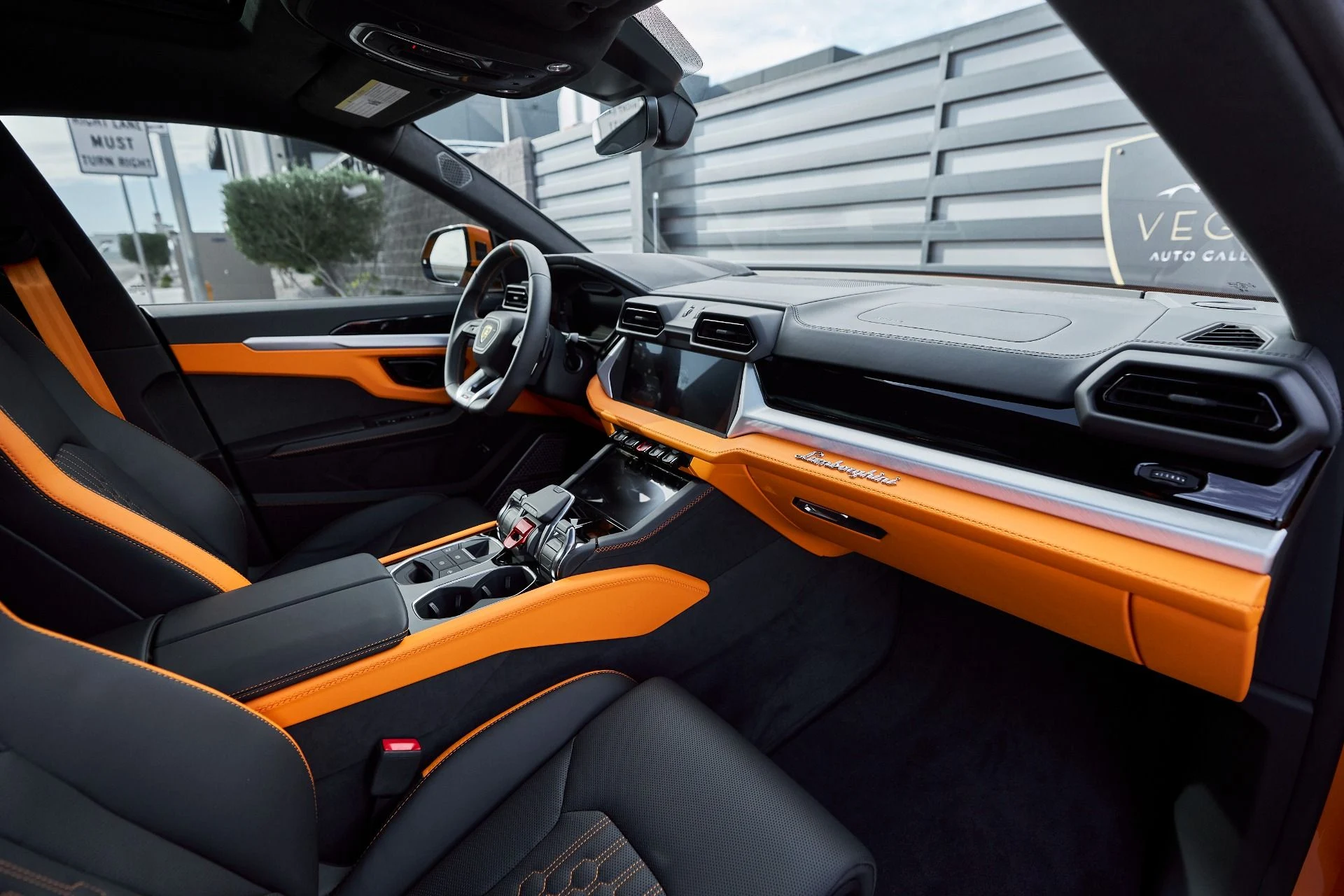 mph037_2095847047_Used_2025_Lamborghini_Urus_SE_1763677033_230ecd1ac7