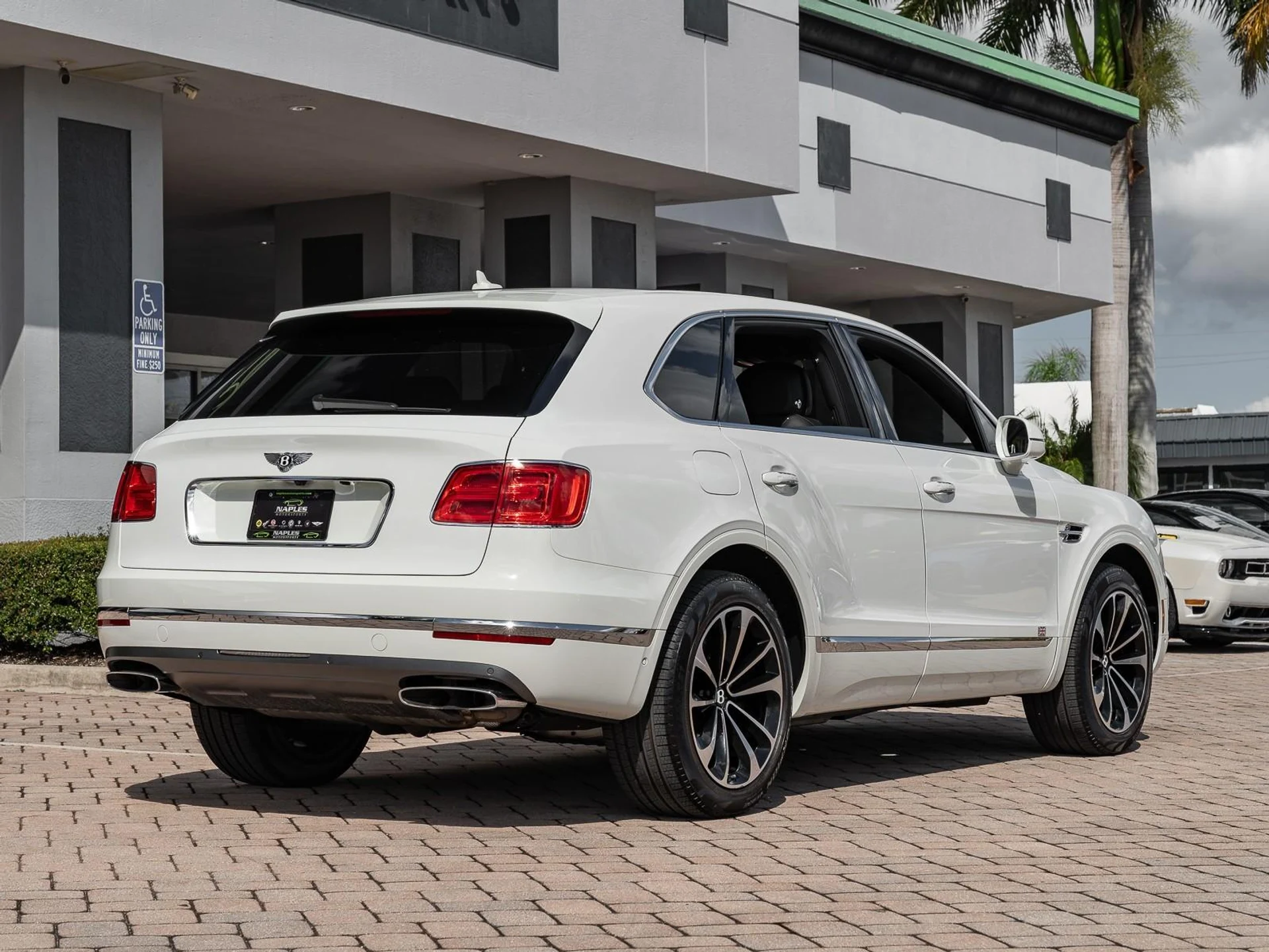 mph037_2186307948_Used_2018_Bentley_Bentayga_W12_Signature_1761171418_3421d385f5