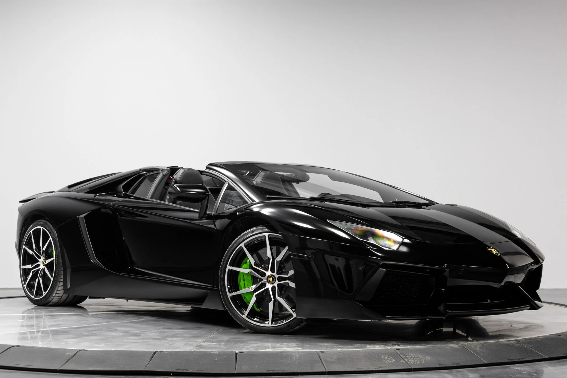 mph037_2193587876_Used_2015_Lamborghini_Aventador_LP_700_4_1770952947_0782d86a47
