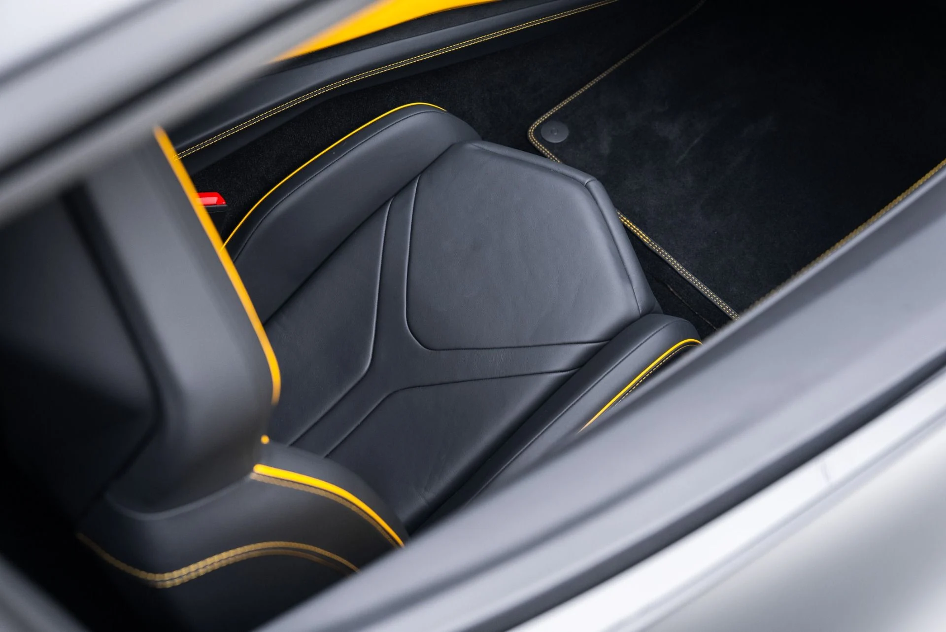 mph037_2196648115_Used_2024_Lamborghini_Revuelto_1764709255_2d39bf1edc