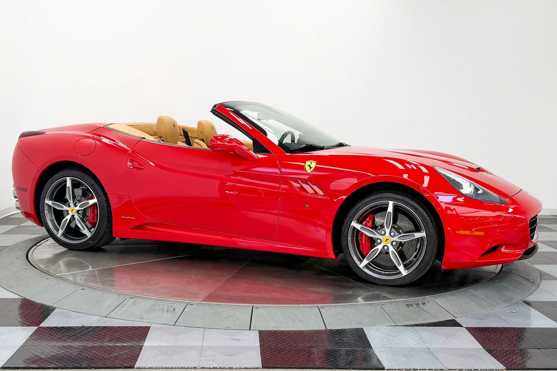 mph037_220221752_Used_2014_Ferrari_California_Daytona_Seats_490_Horsepower_Carbon_Fiber_Steering_Wheel_w_LE_Ds_1783362230_92159ddf5b