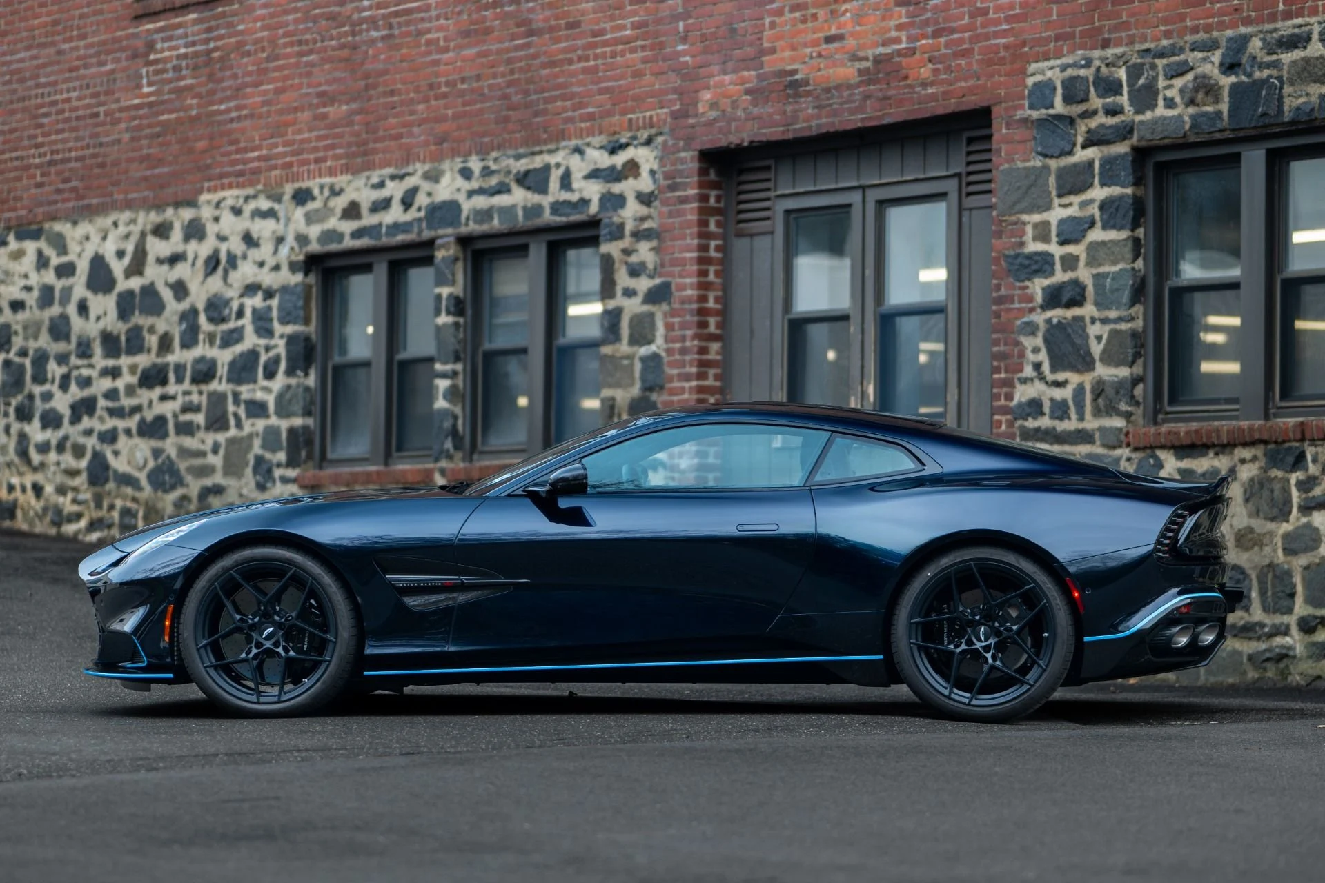 mph037_2203718014_Used_2025_Aston_Martin_Vanquish_1771448727_21f54bb7a1