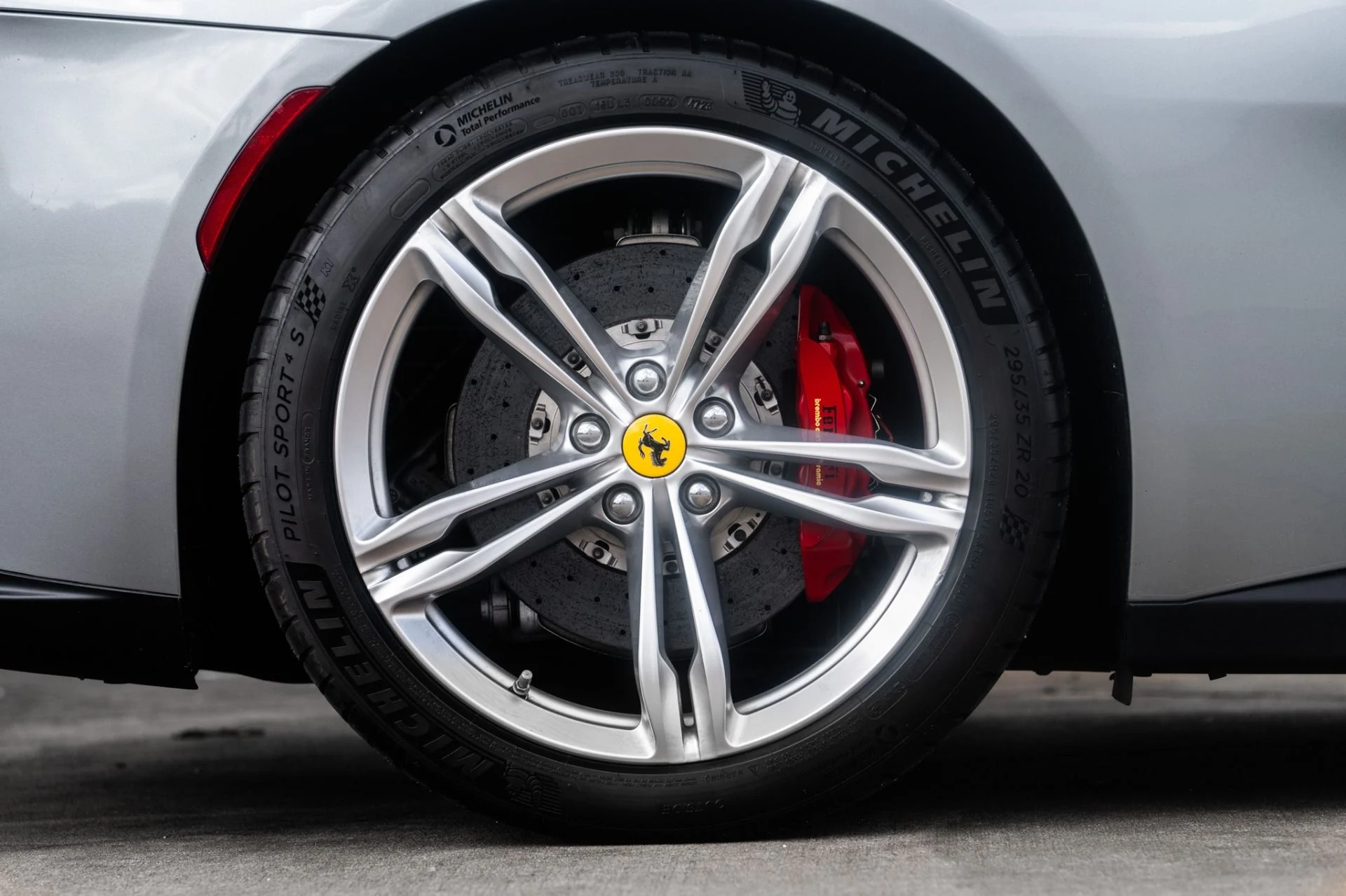 mph037_2237355146_Used_2019_Ferrari_GTC_4_Lusso_1759771823_e1c3505af0