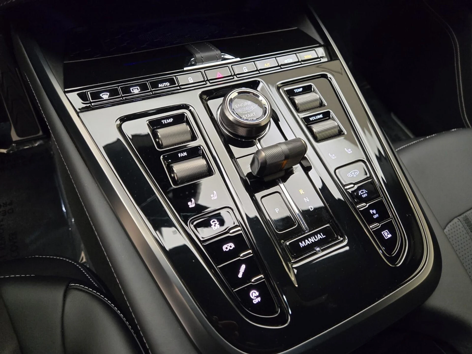mph037_2240816118_New_2025_Aston_Martin_DBX_707_1753162782_17fcf833a9