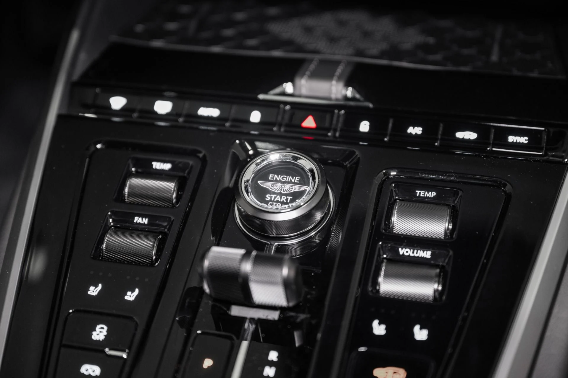 mph037_2258881593_New_2026_Aston_Martin_DBX_707_1765217762_1e6255191f